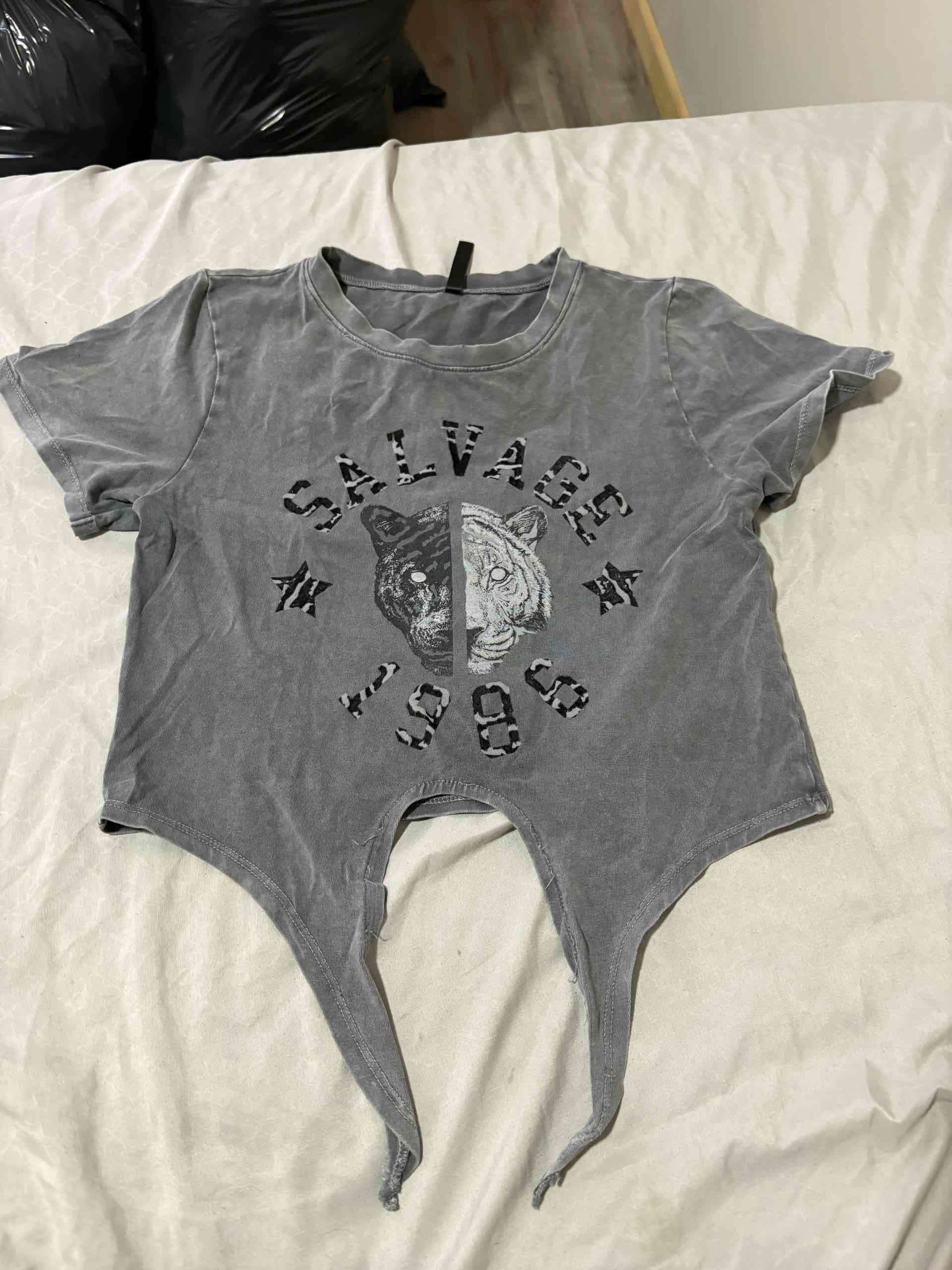 Polera gris Salvage con diseño