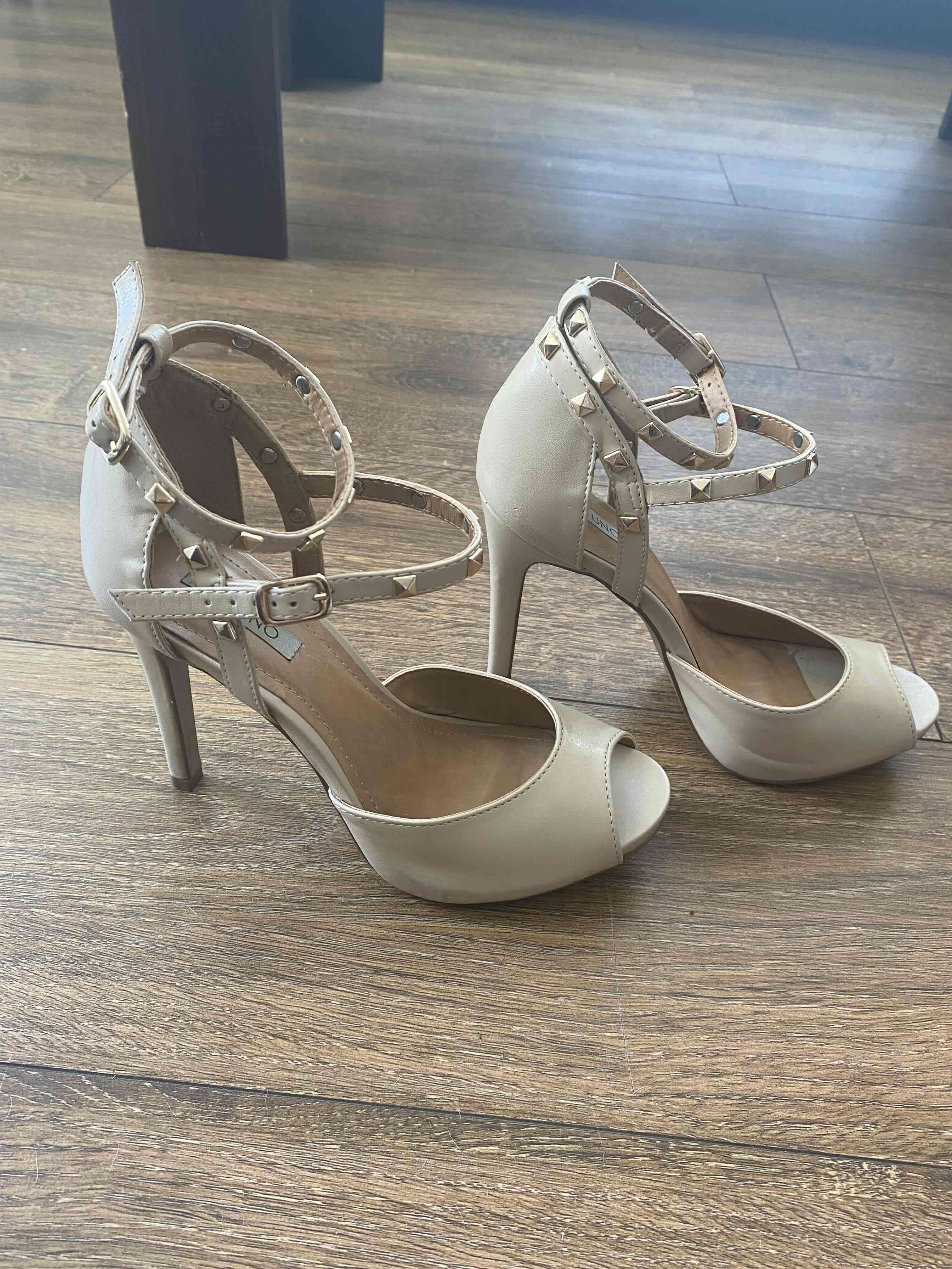 Tacones beige con tachas - miniatura 2