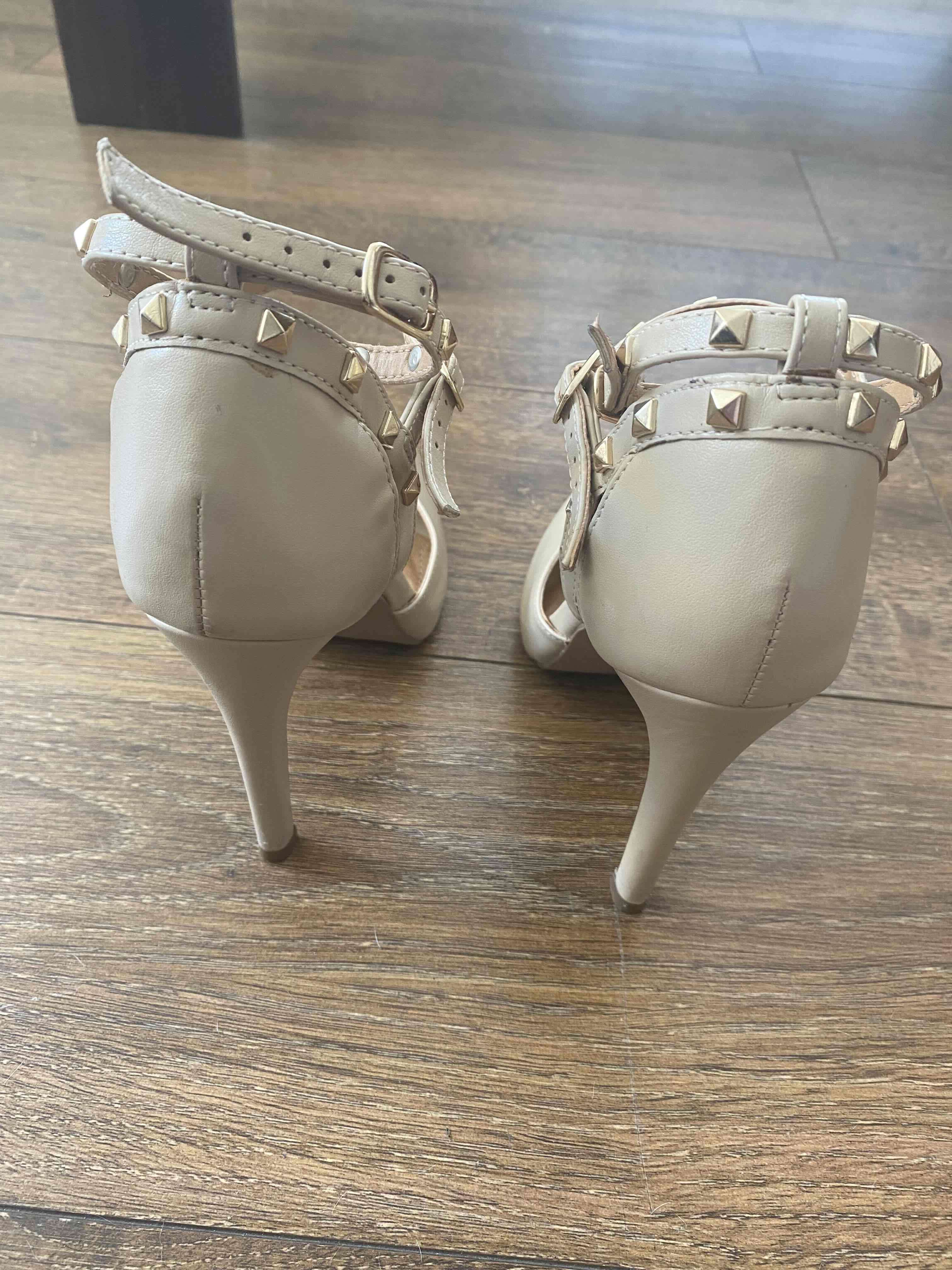 Tacones beige con tachas - miniatura 3