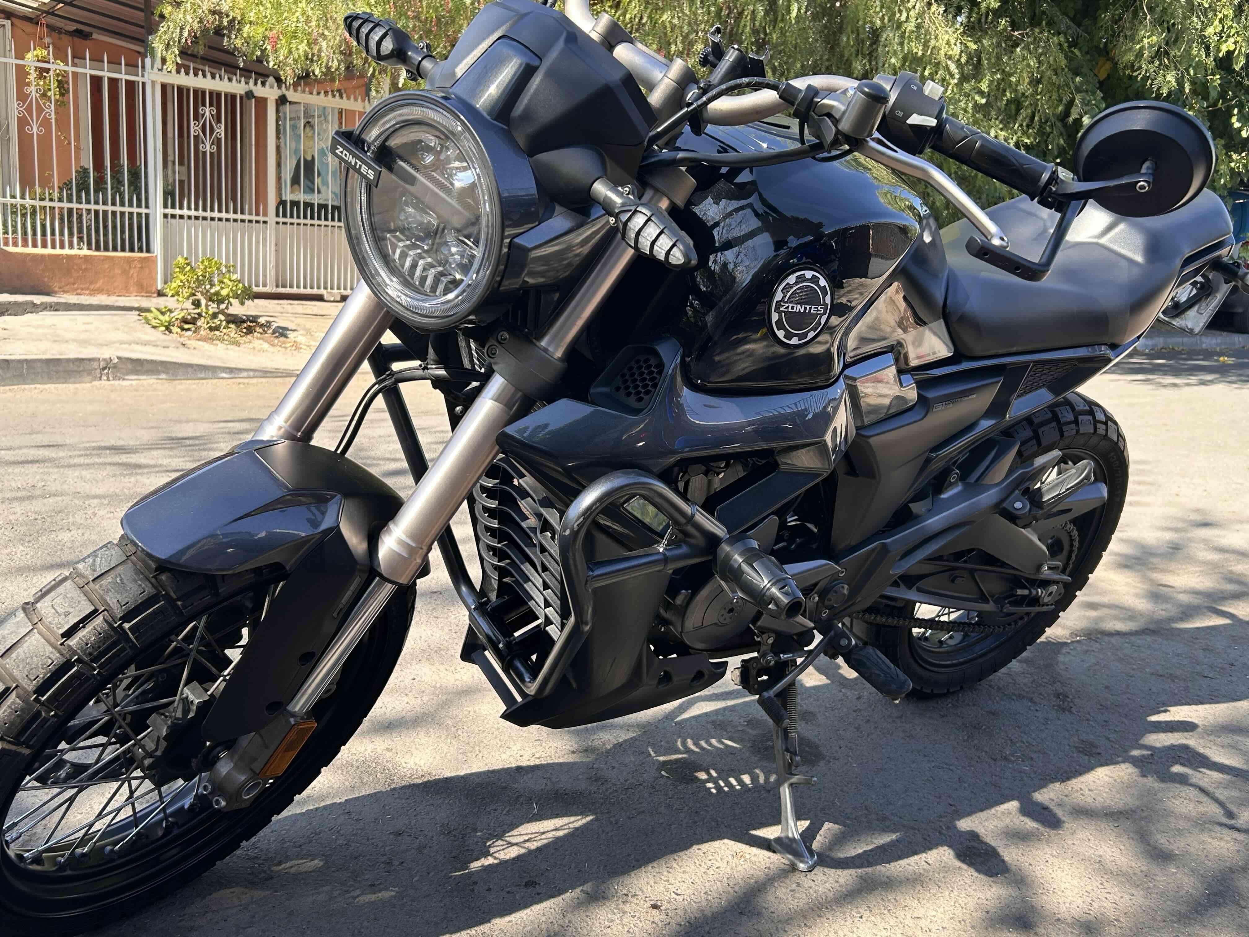 Motocicleta Zontes negra - miniatura 1