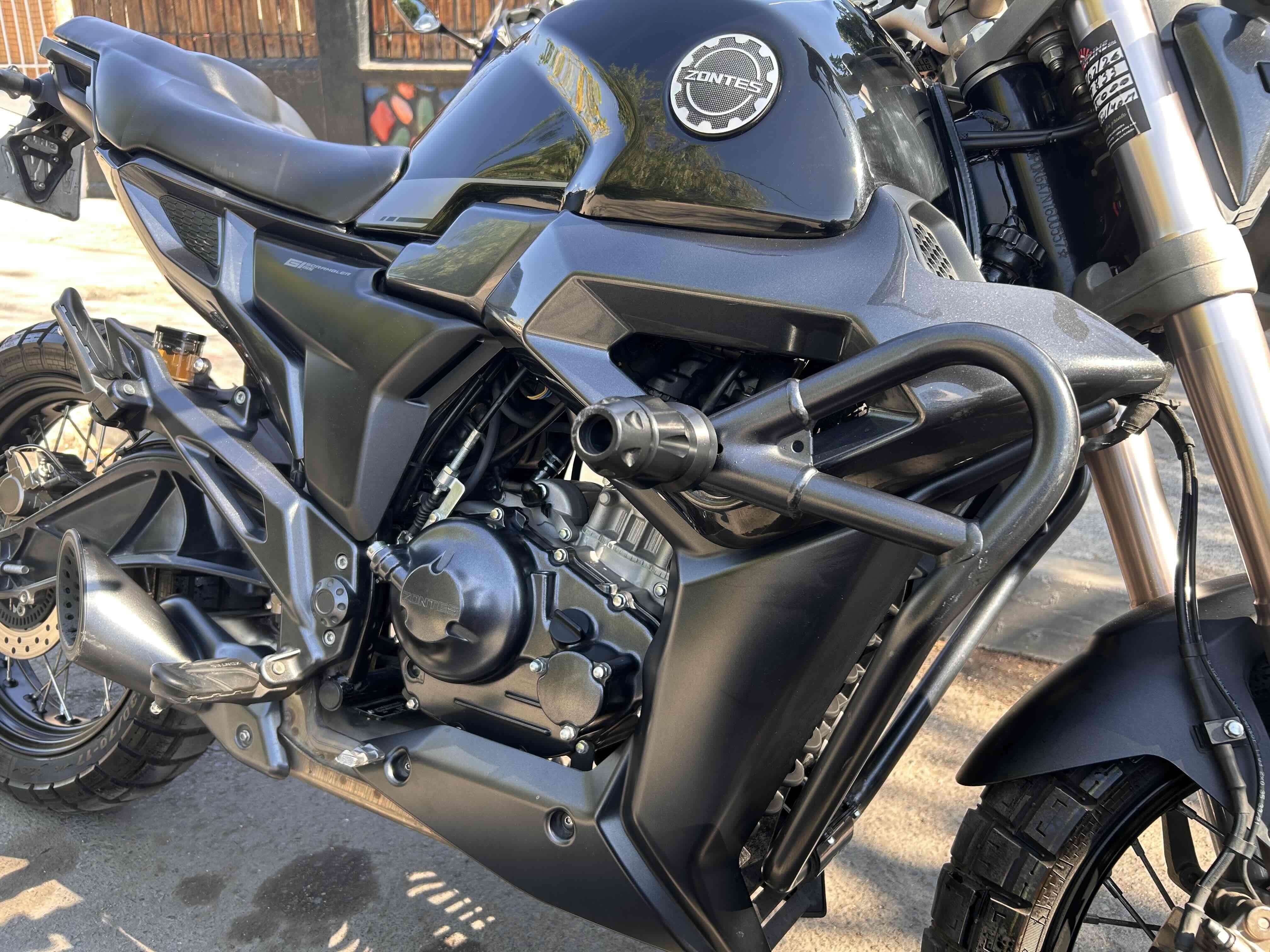 Motocicleta Zontes negra - miniatura 3