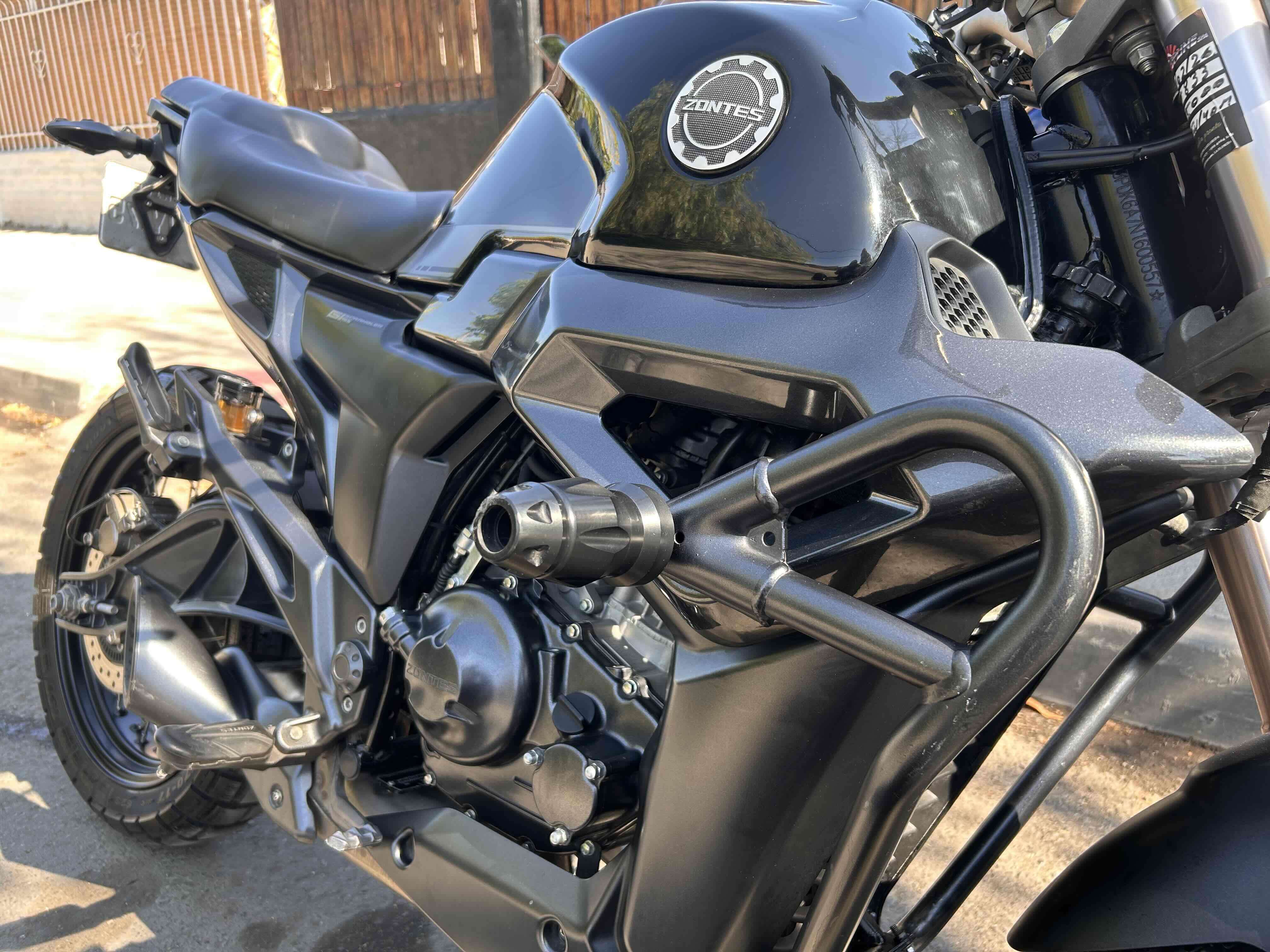 Motocicleta Zontes negra - miniatura 4