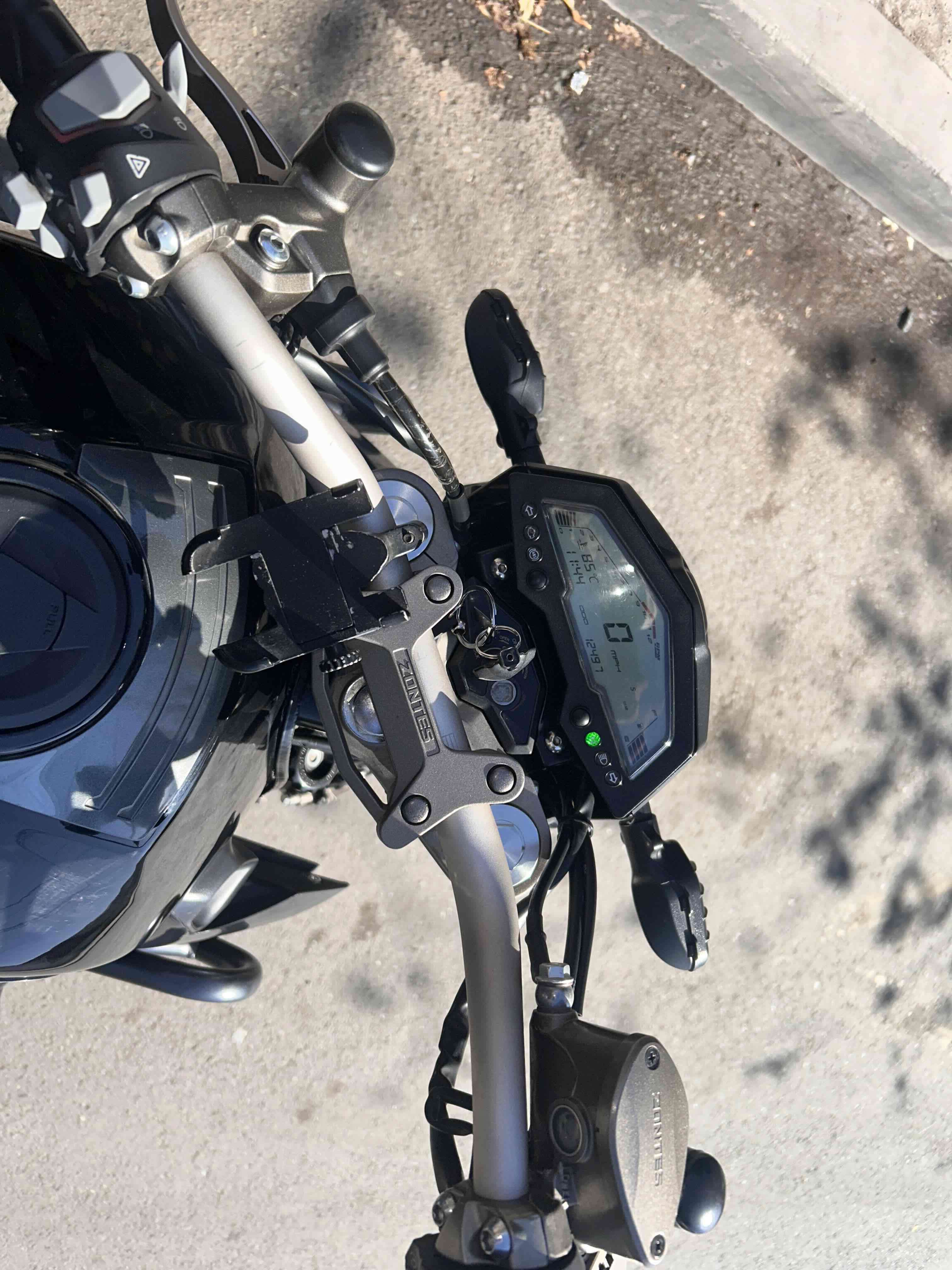 Motocicleta Zontes negra - miniatura 5