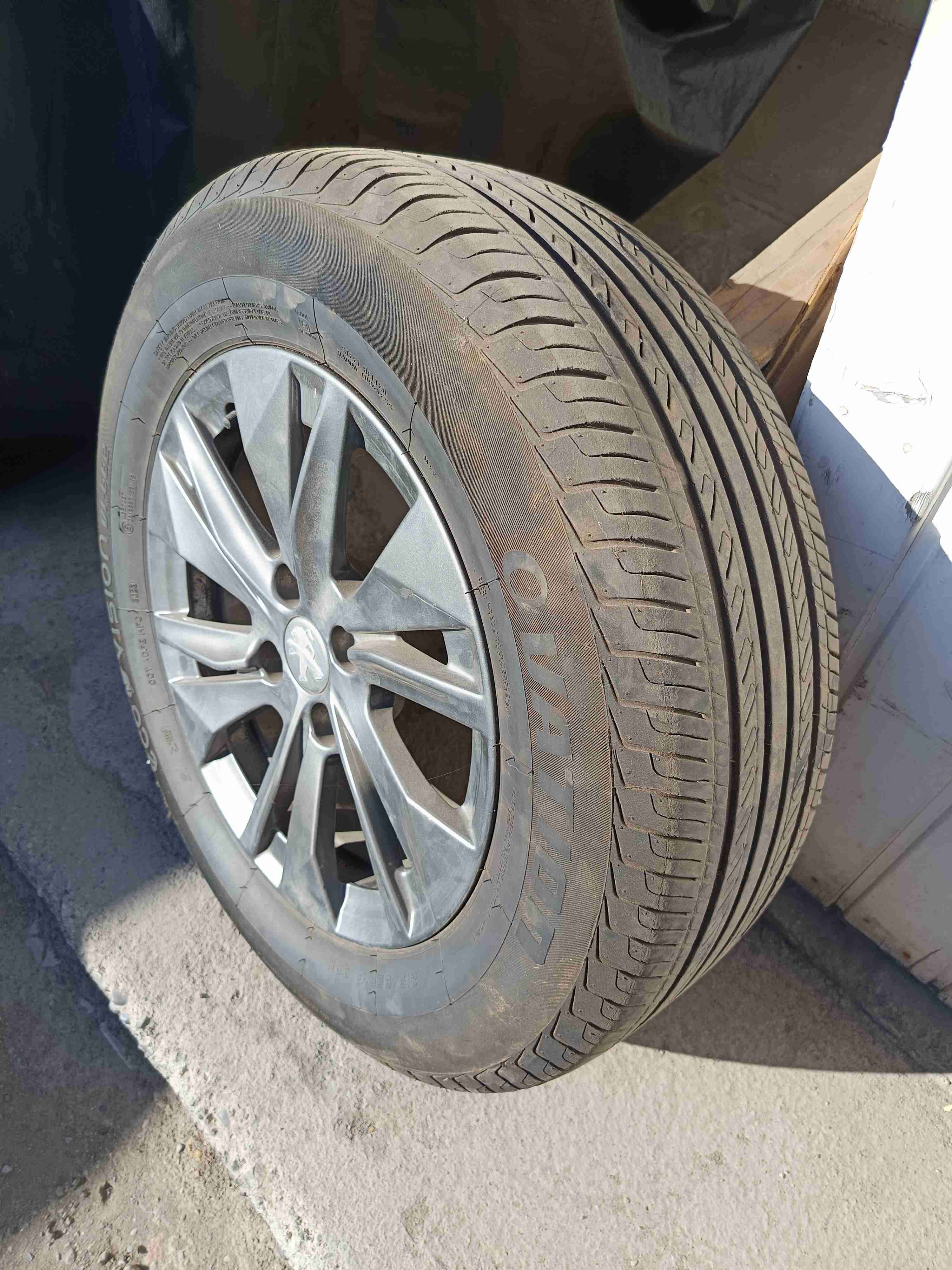 Rueda de Peugeot original aro 16 - miniatura 1