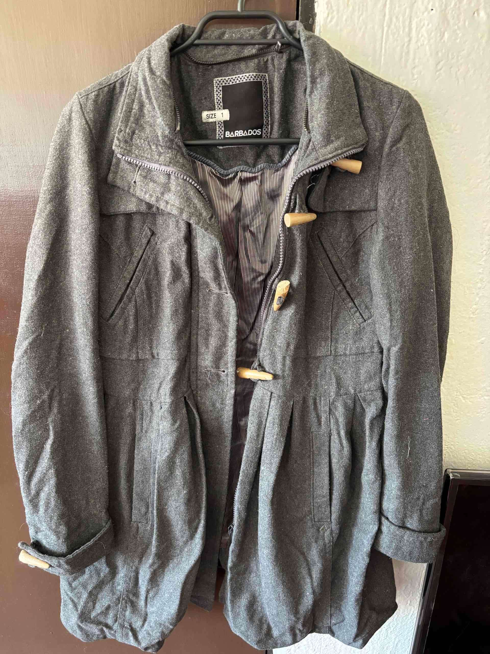 Abrigo gris con botones de madera - miniatura 2