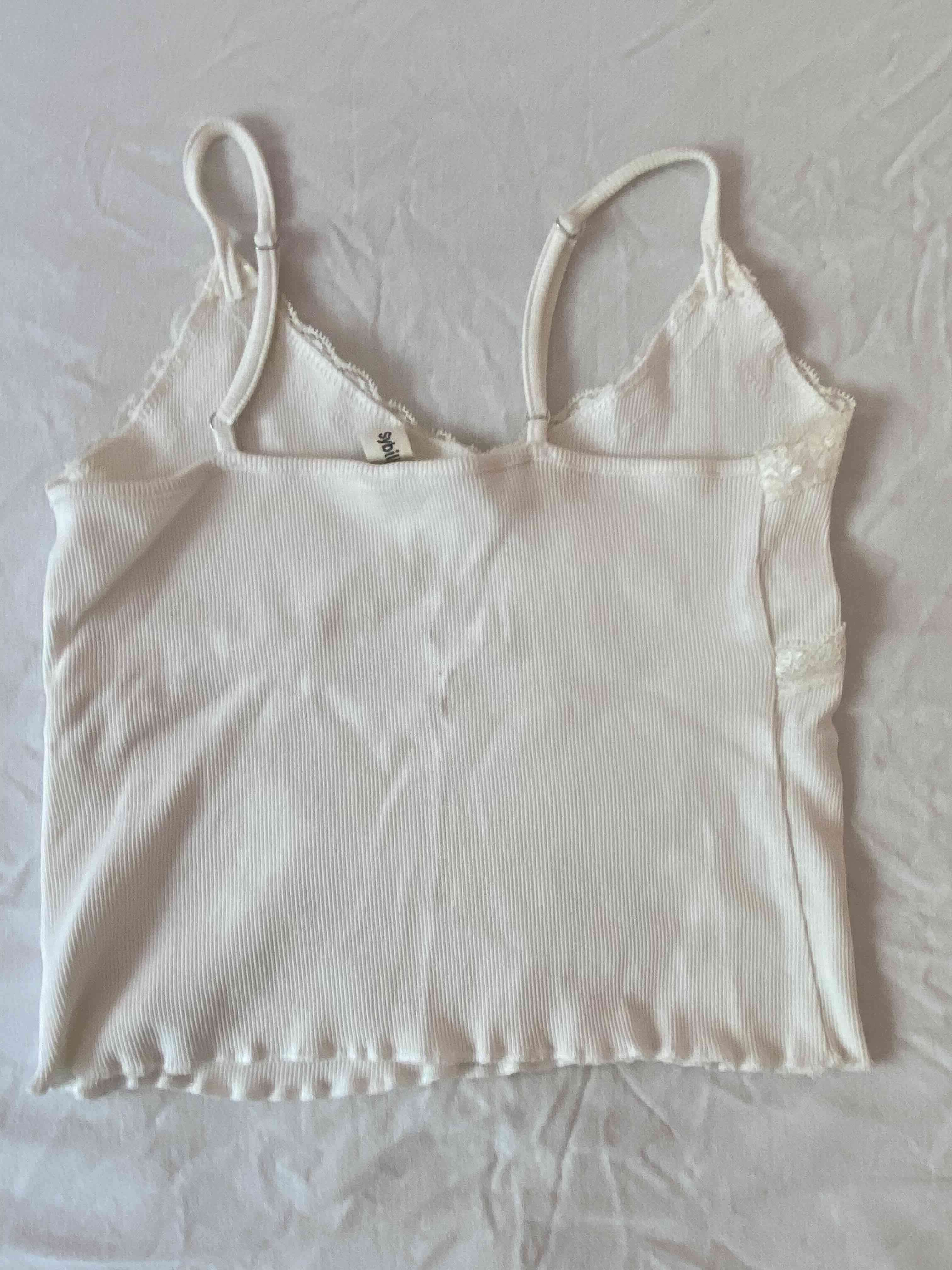 Camiseta blanca con encaje - miniatura 2