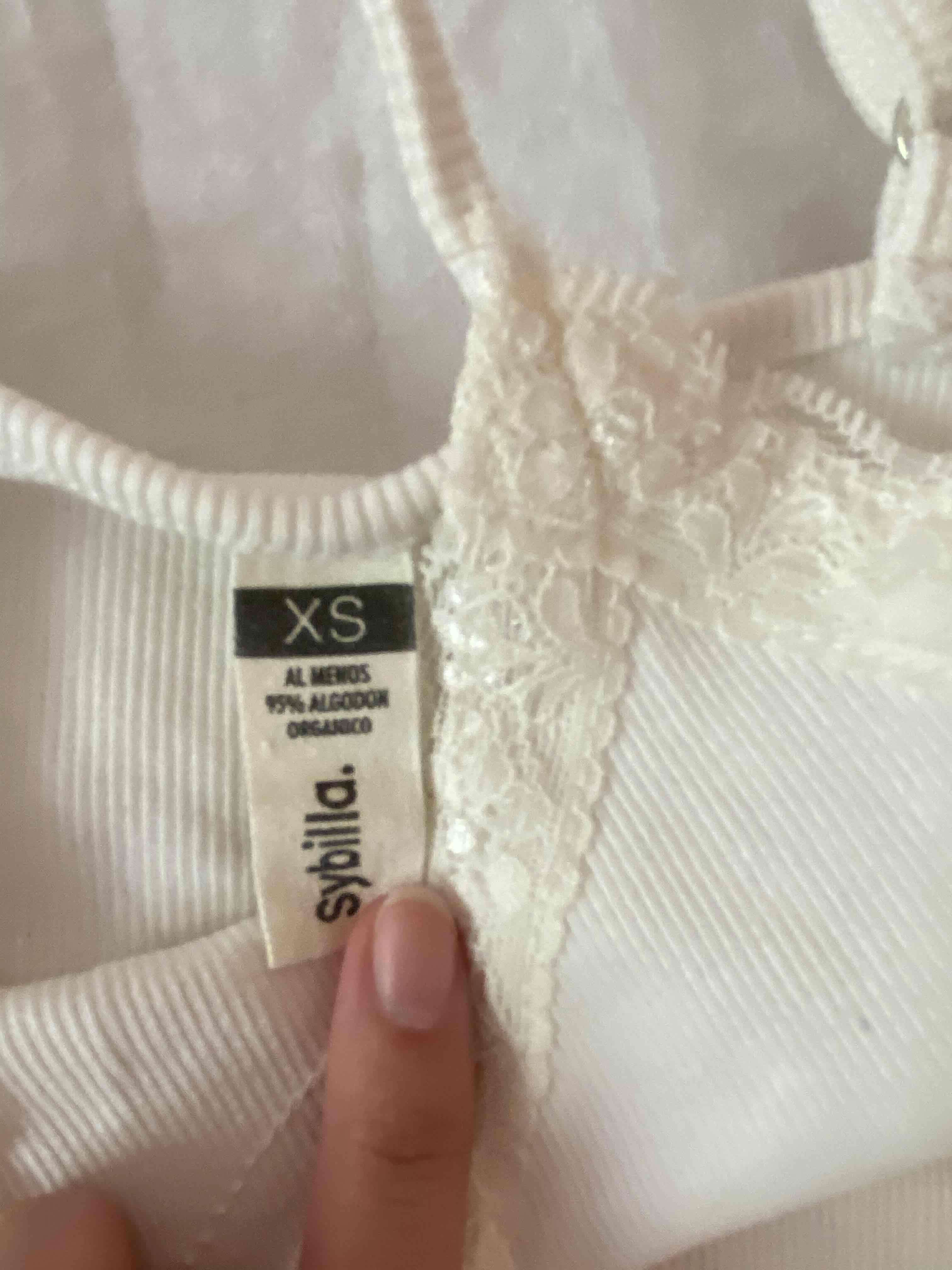 Camiseta blanca con encaje - miniatura 3