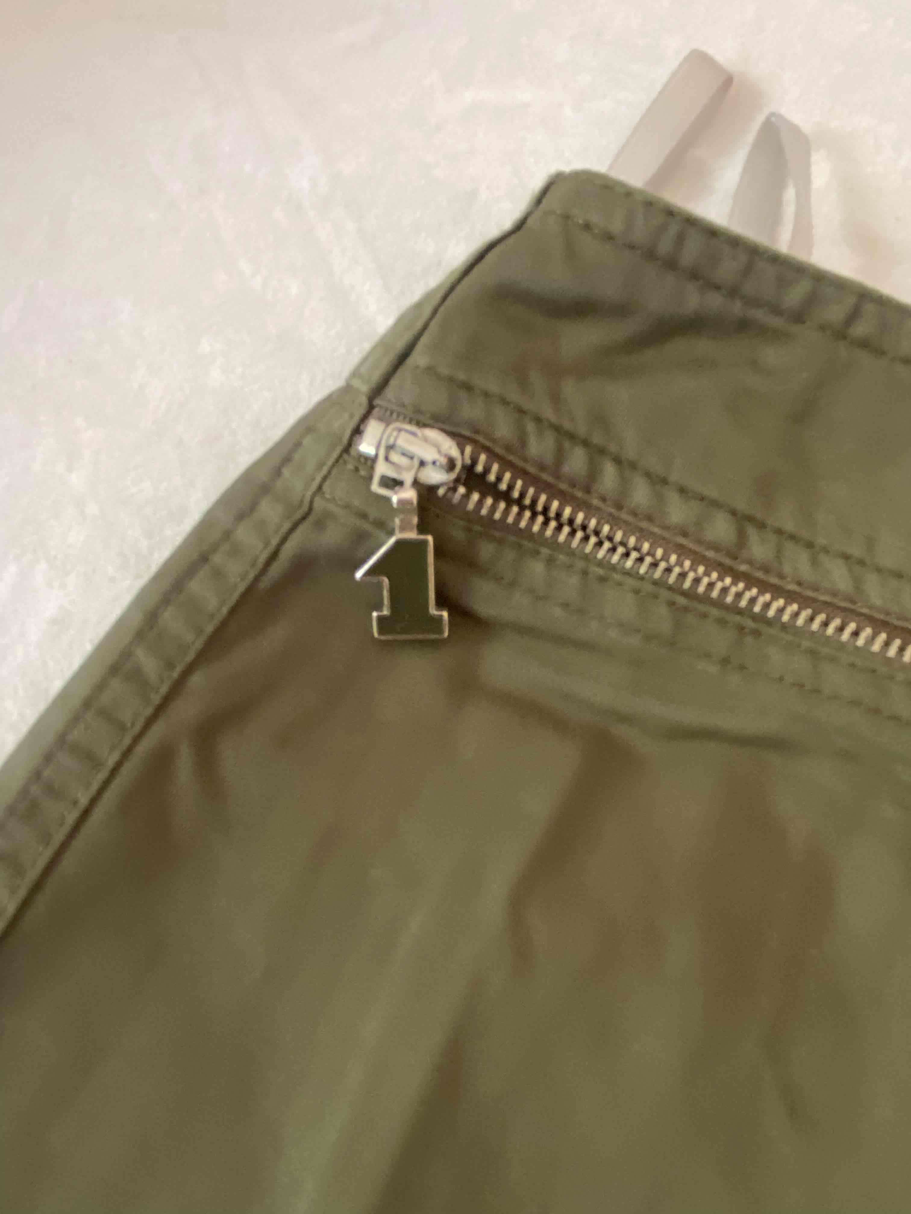 Falda verde con cremalleras - miniatura 2