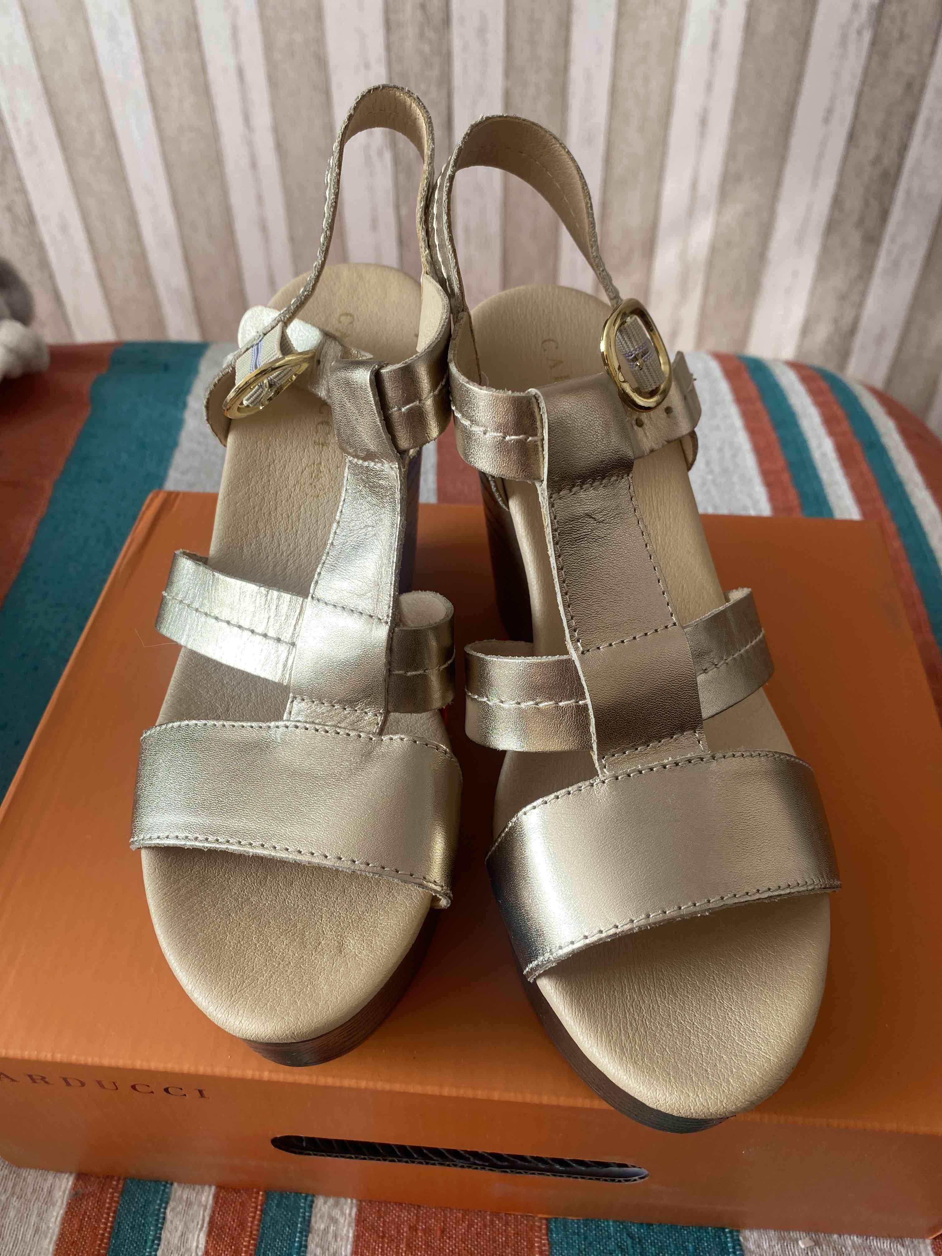 Sandalias doradas con plataforma - miniatura 2