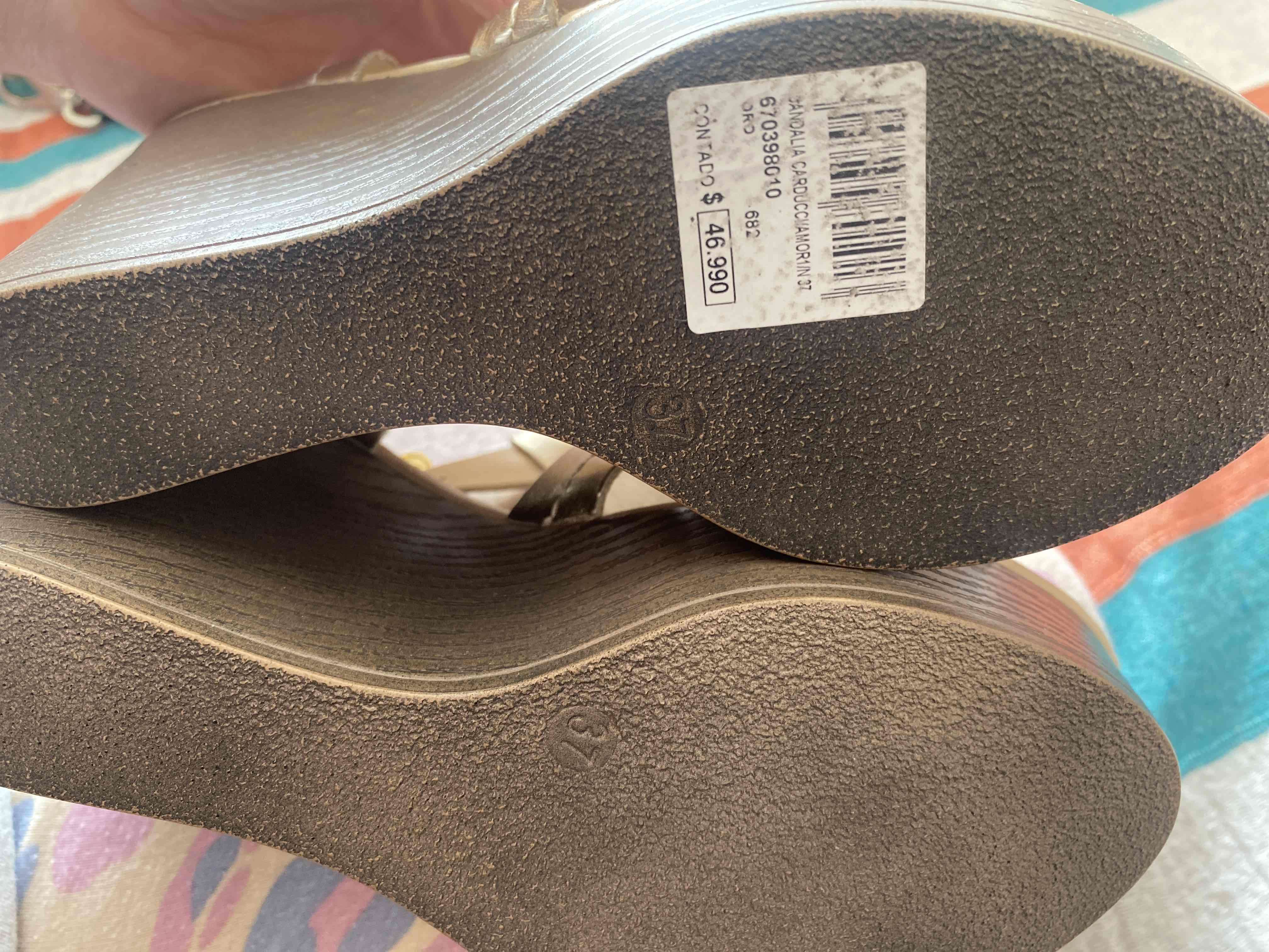 Sandalias doradas con plataforma - miniatura 3