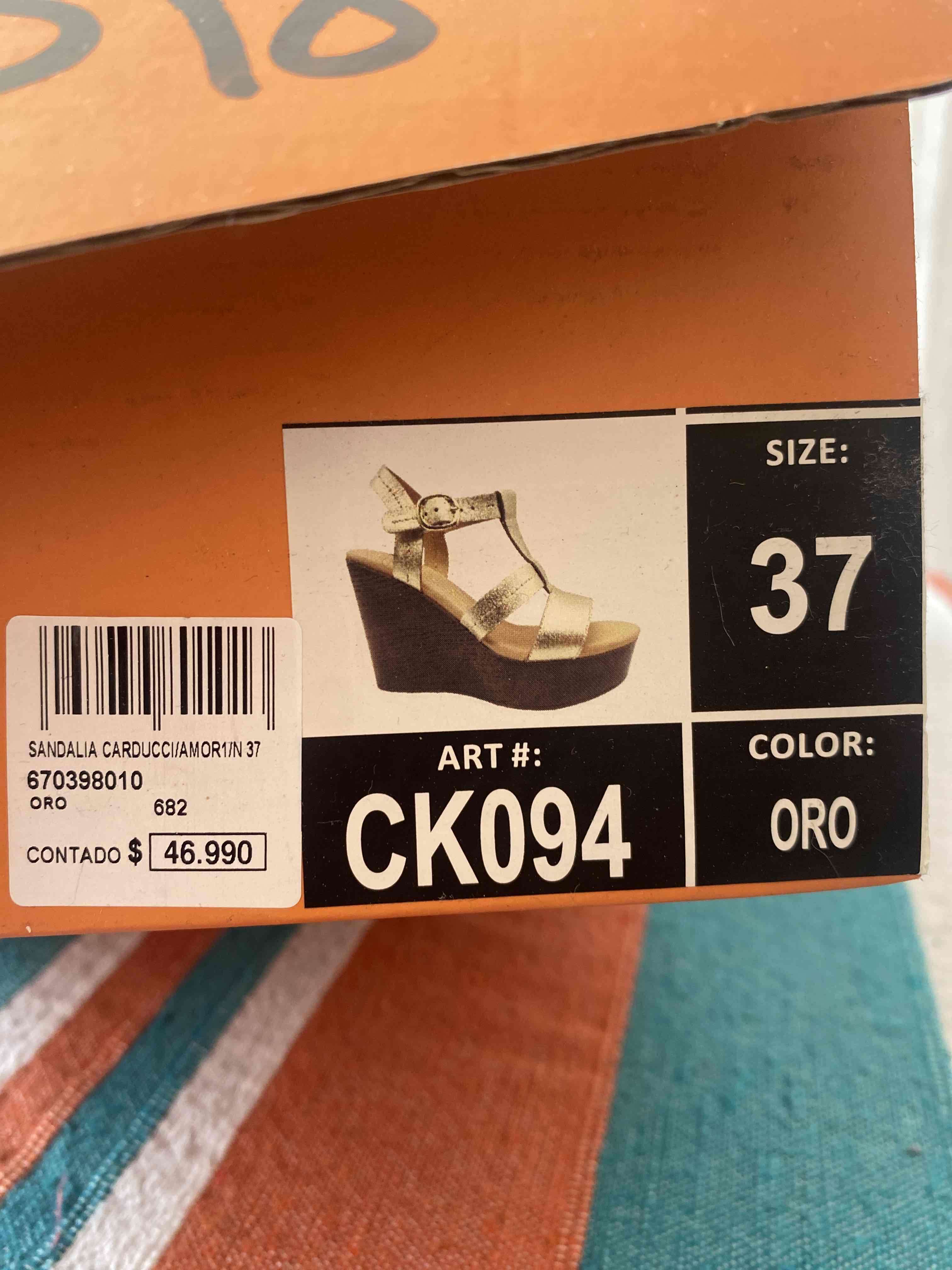 Sandalias doradas con plataforma - miniatura 4