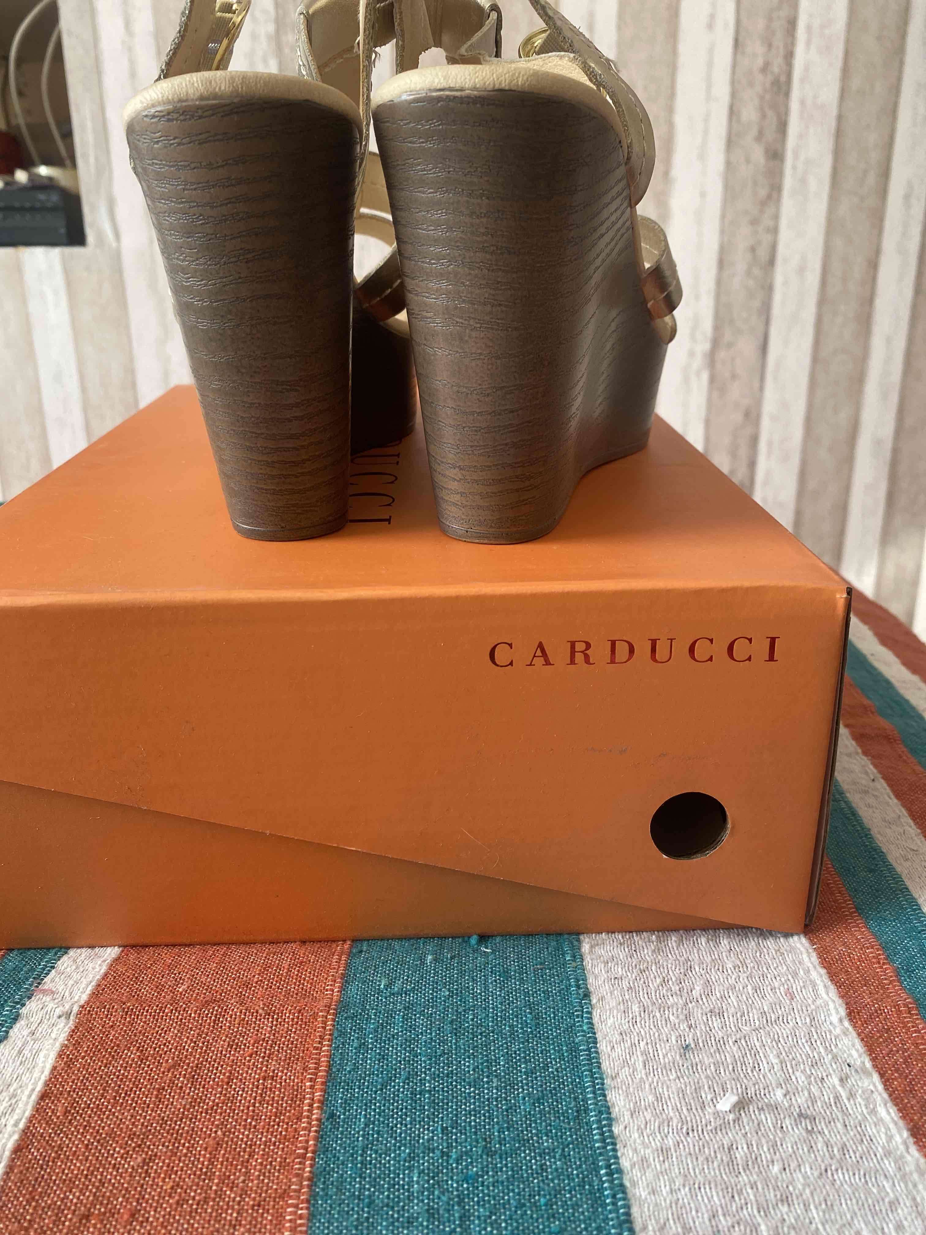 Sandalias doradas con plataforma - miniatura 5