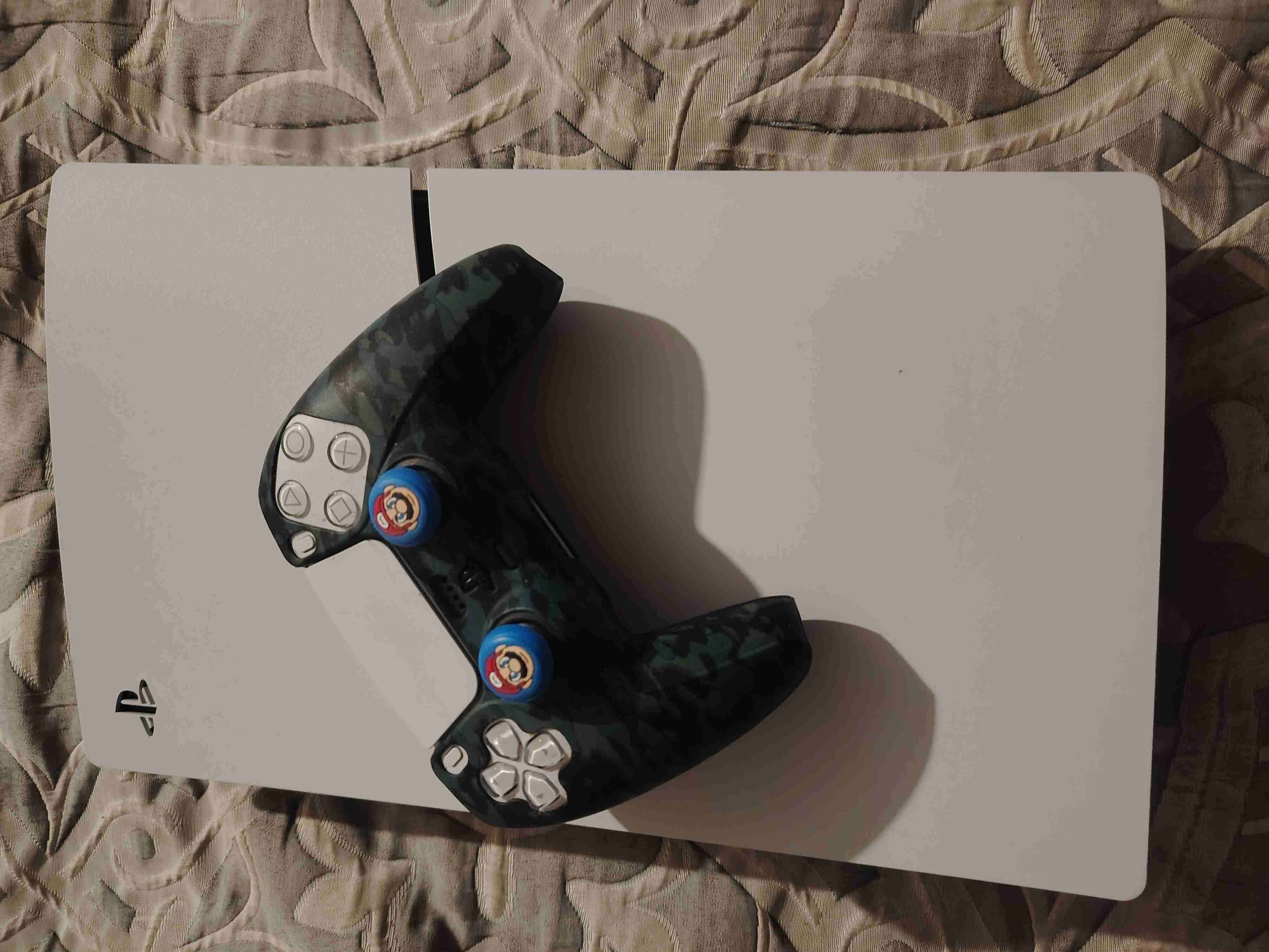 Consola de videojuegos con mando - miniatura 1