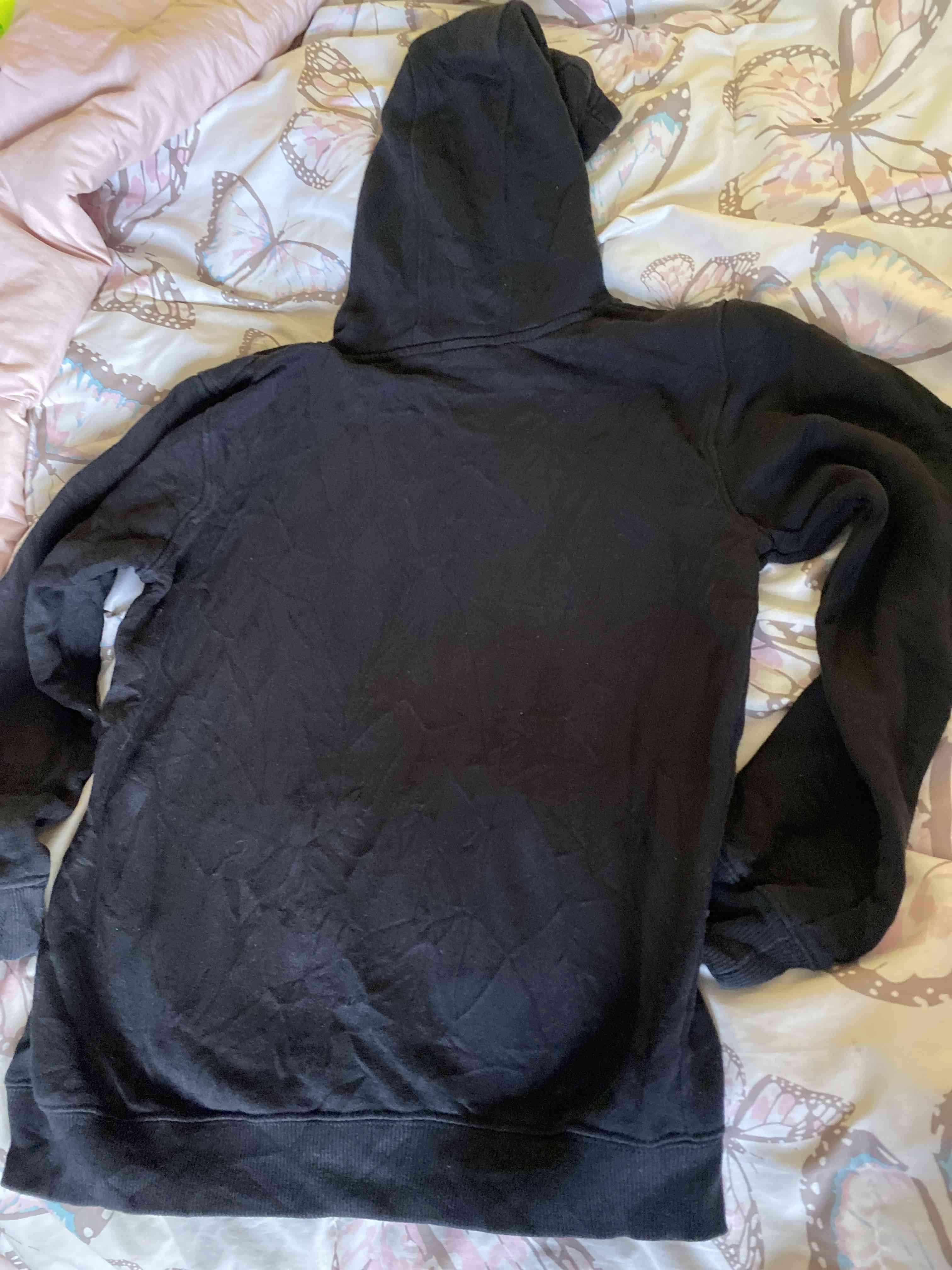 Polerón negro con capucha y logo - miniatura 2