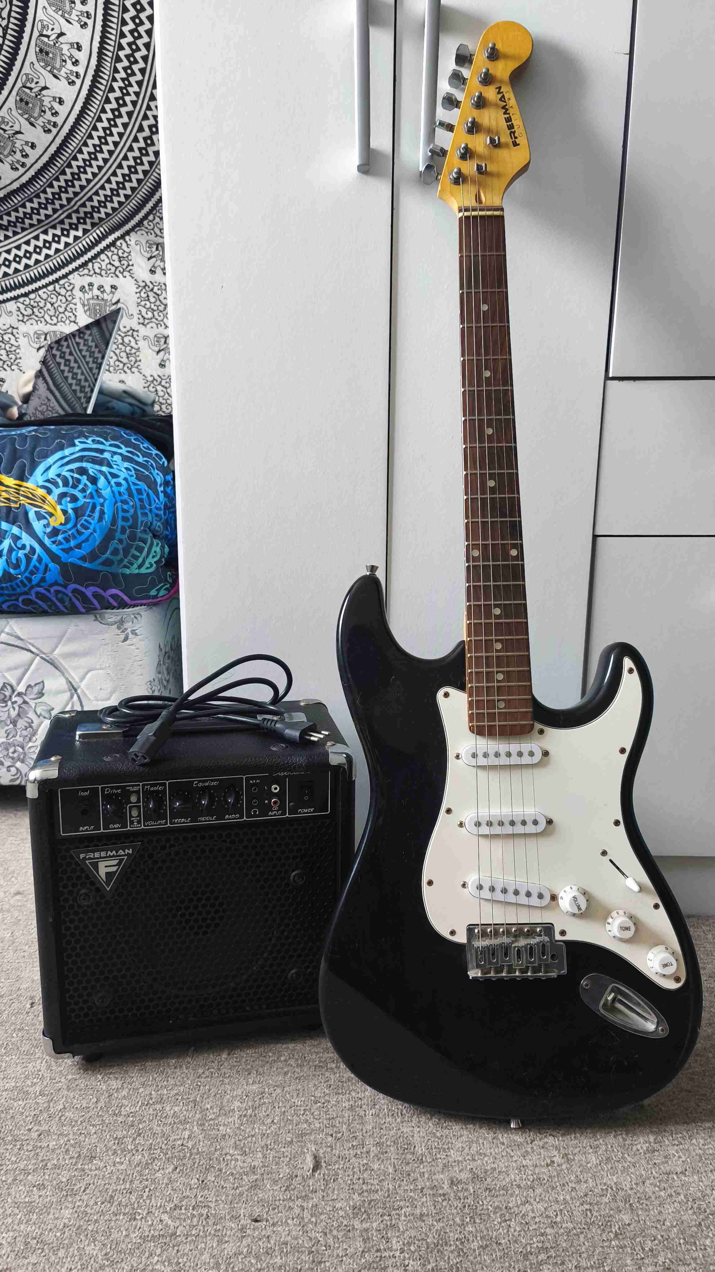 Guitarra eléctrica negra con amplificador - miniatura 1