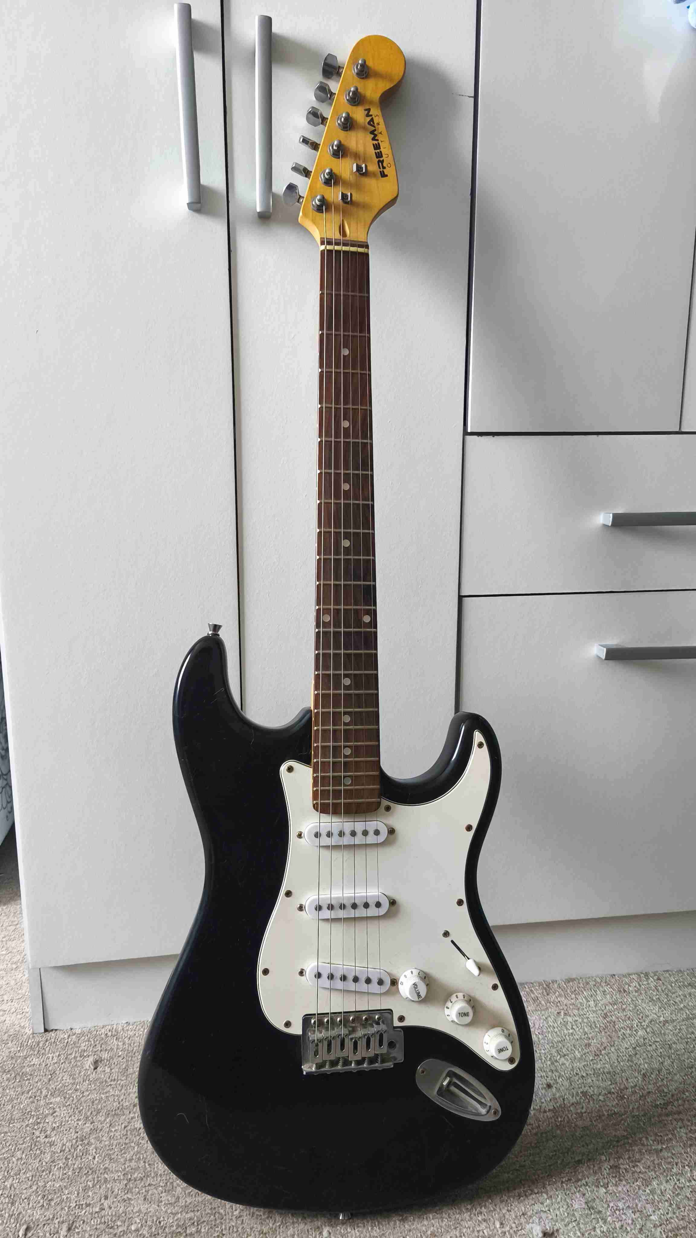 Guitarra eléctrica negra con amplificador - miniatura 2