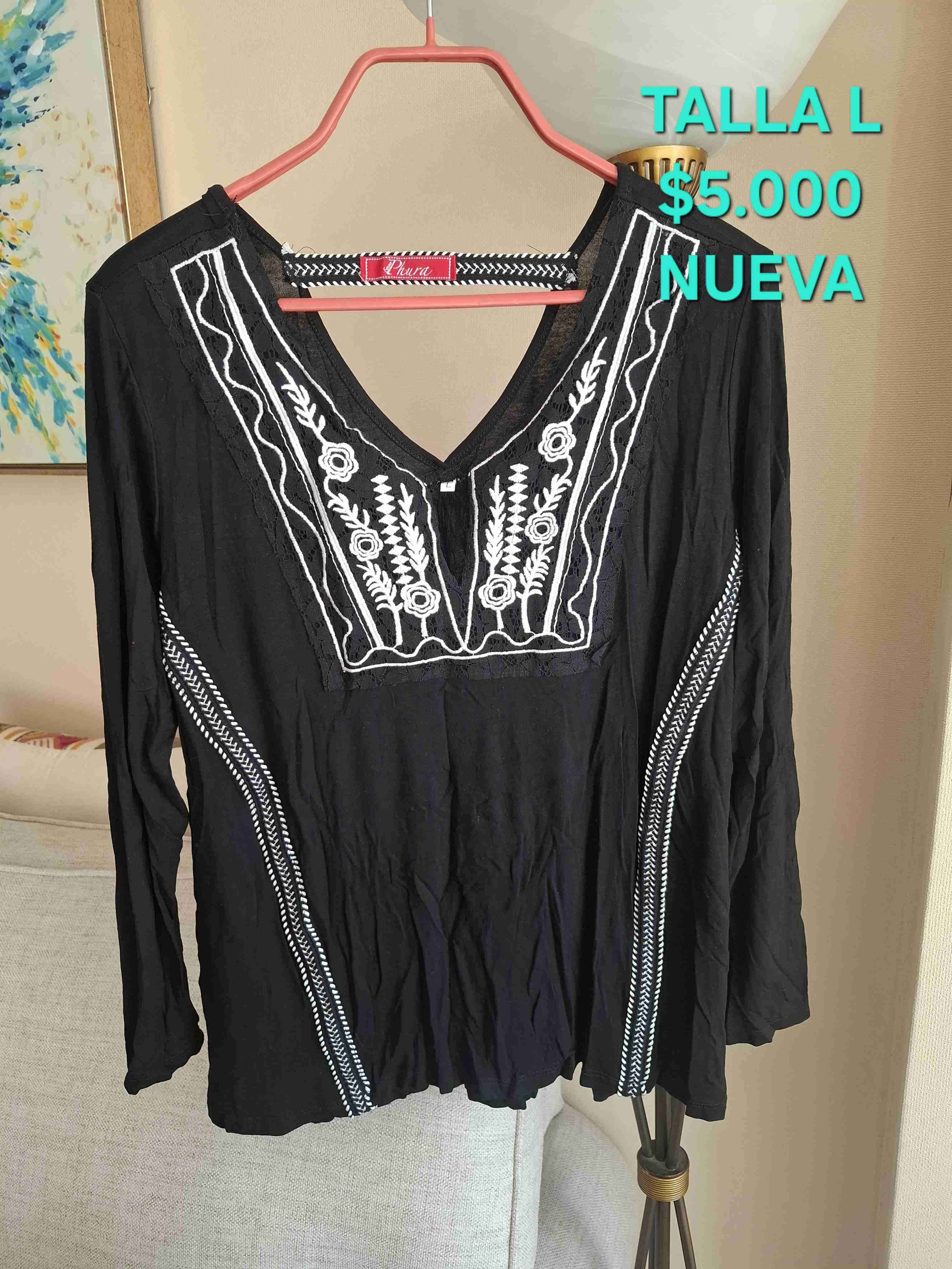 Blusa negra con bordado blanco - miniatura 1