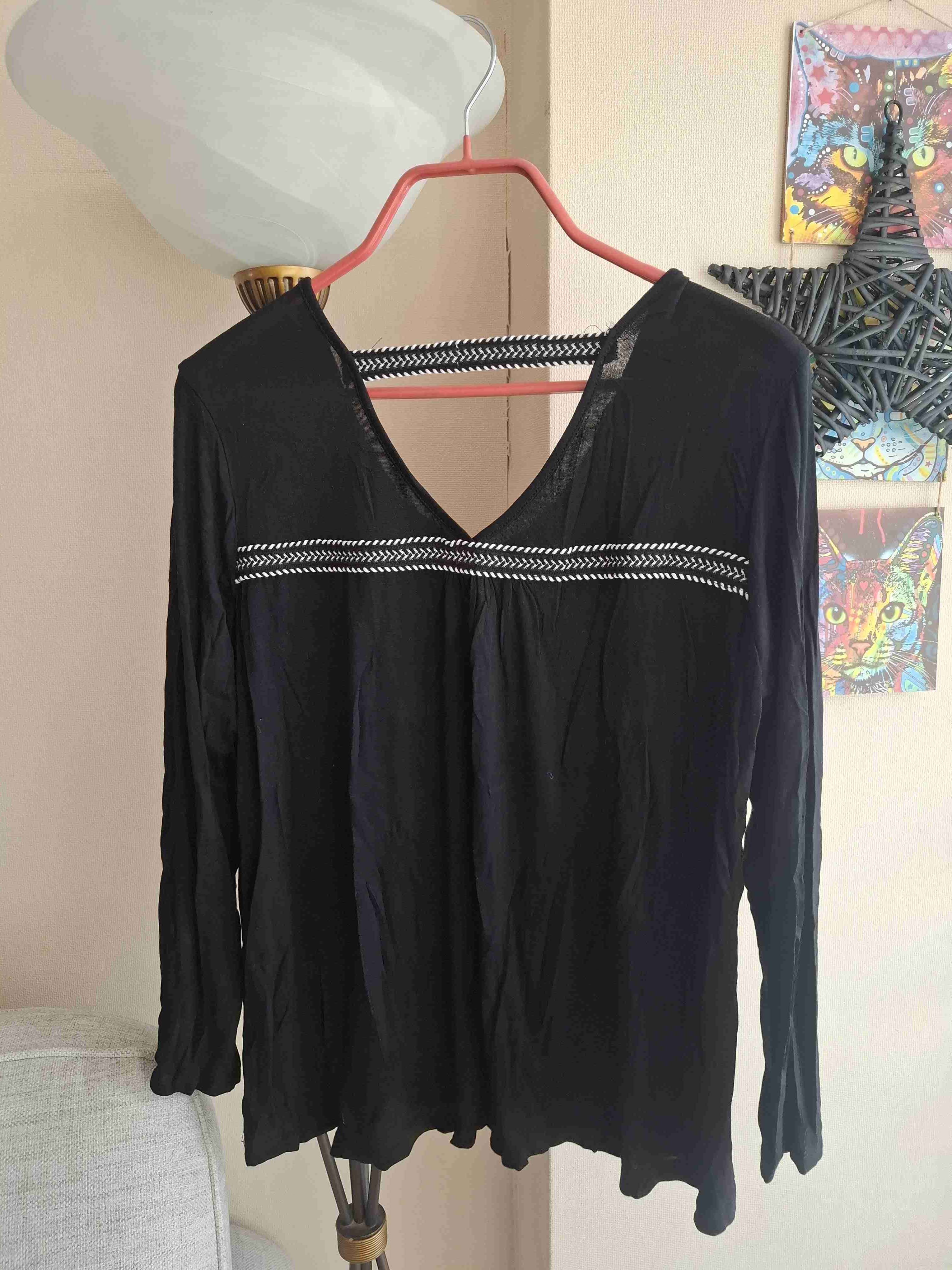 Blusa negra con bordado blanco - miniatura 2