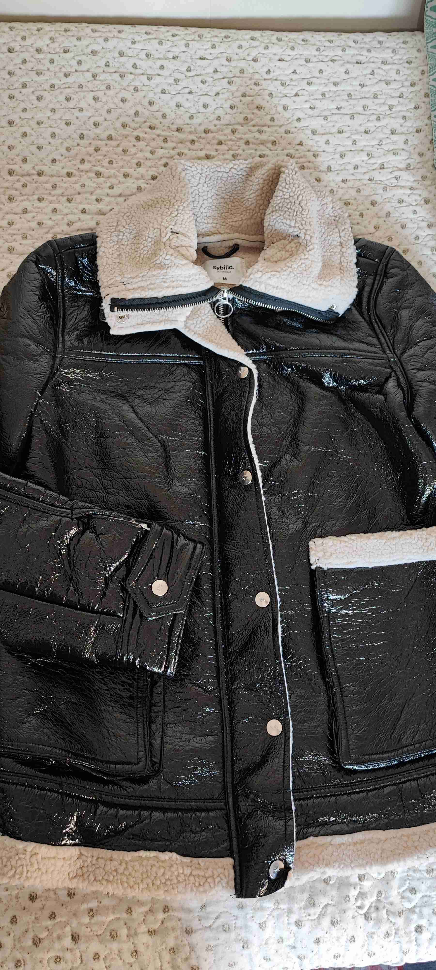 Chaqueta negra con interior de borrego