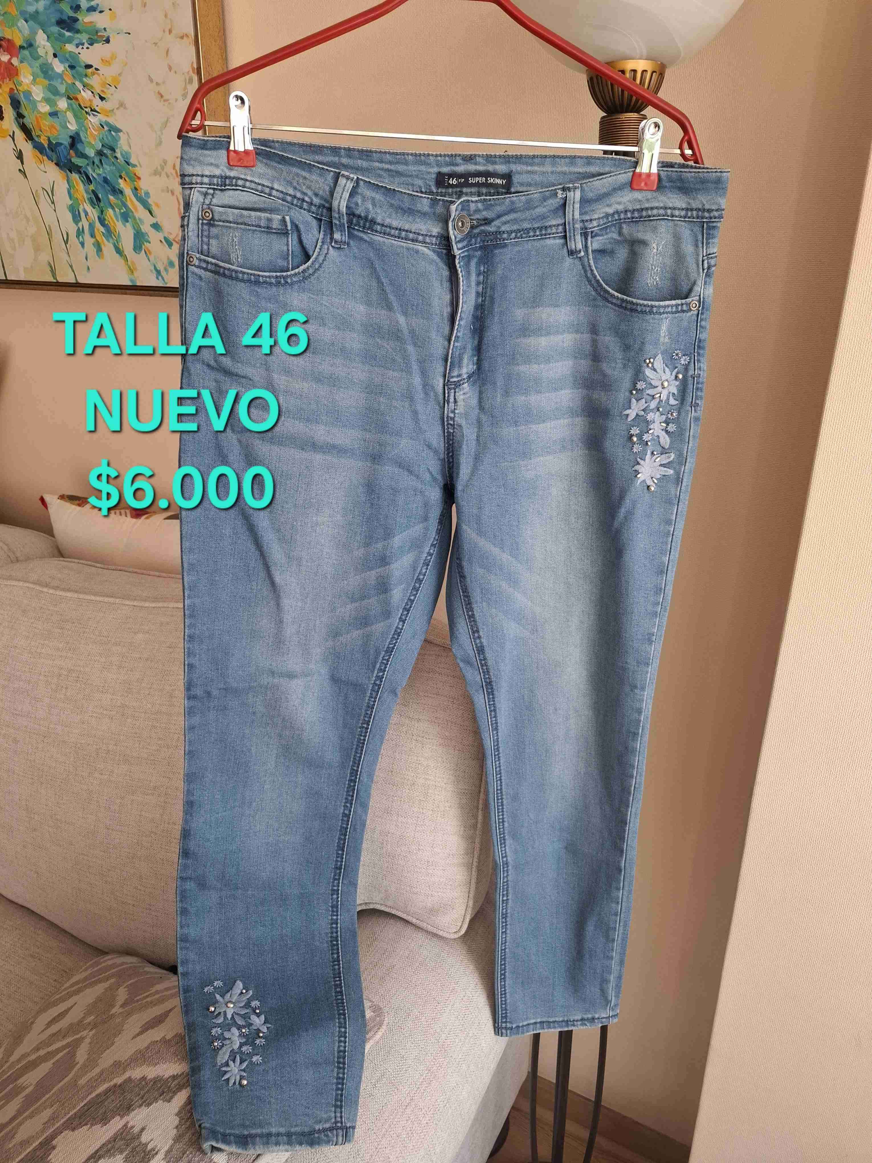 Jeans azules con bordado floral - miniatura 1