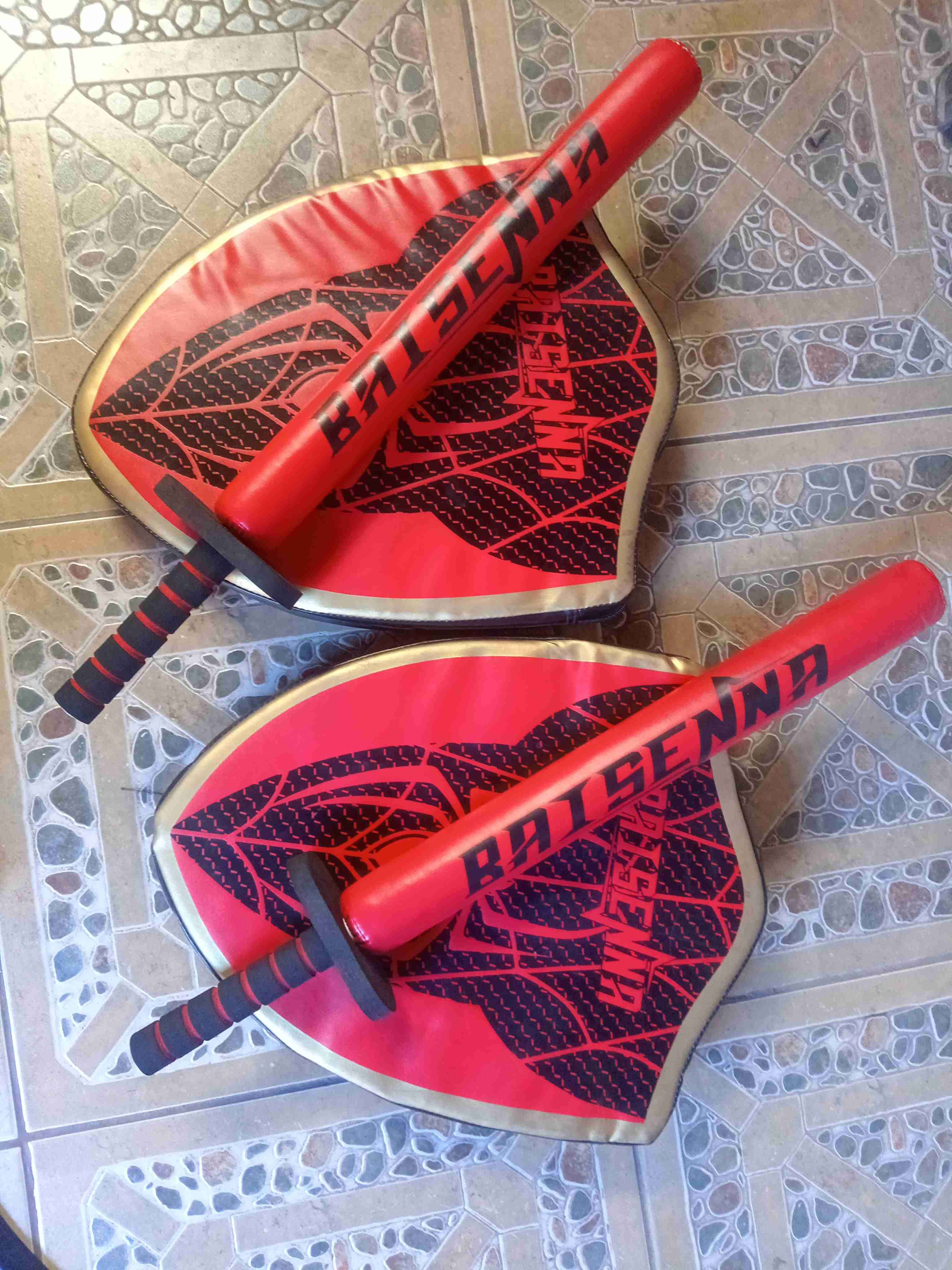 Espadas y escudos de espuma rojos - miniatura 1