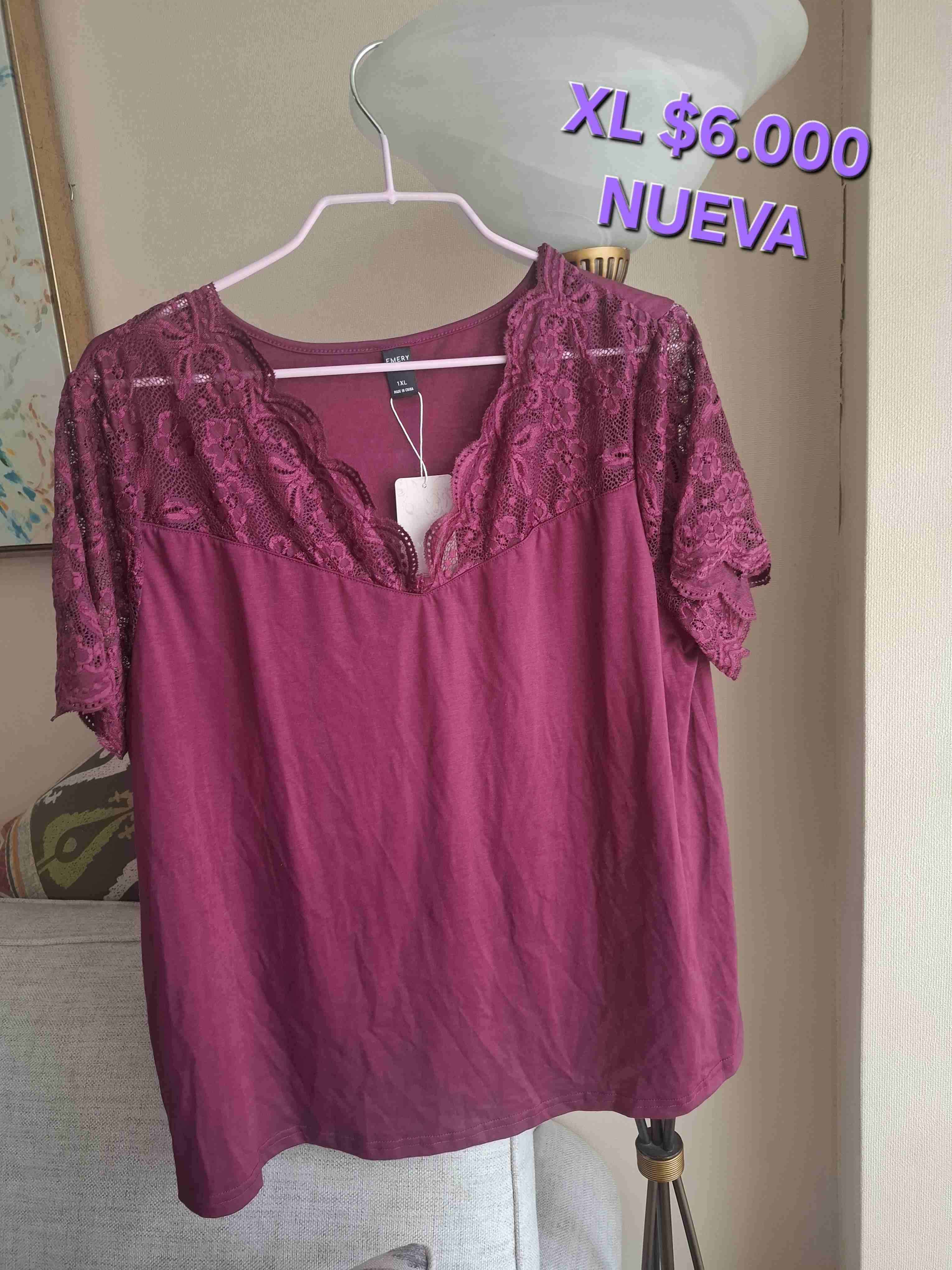 Blusa burdeo con encaje nueva - miniatura 1