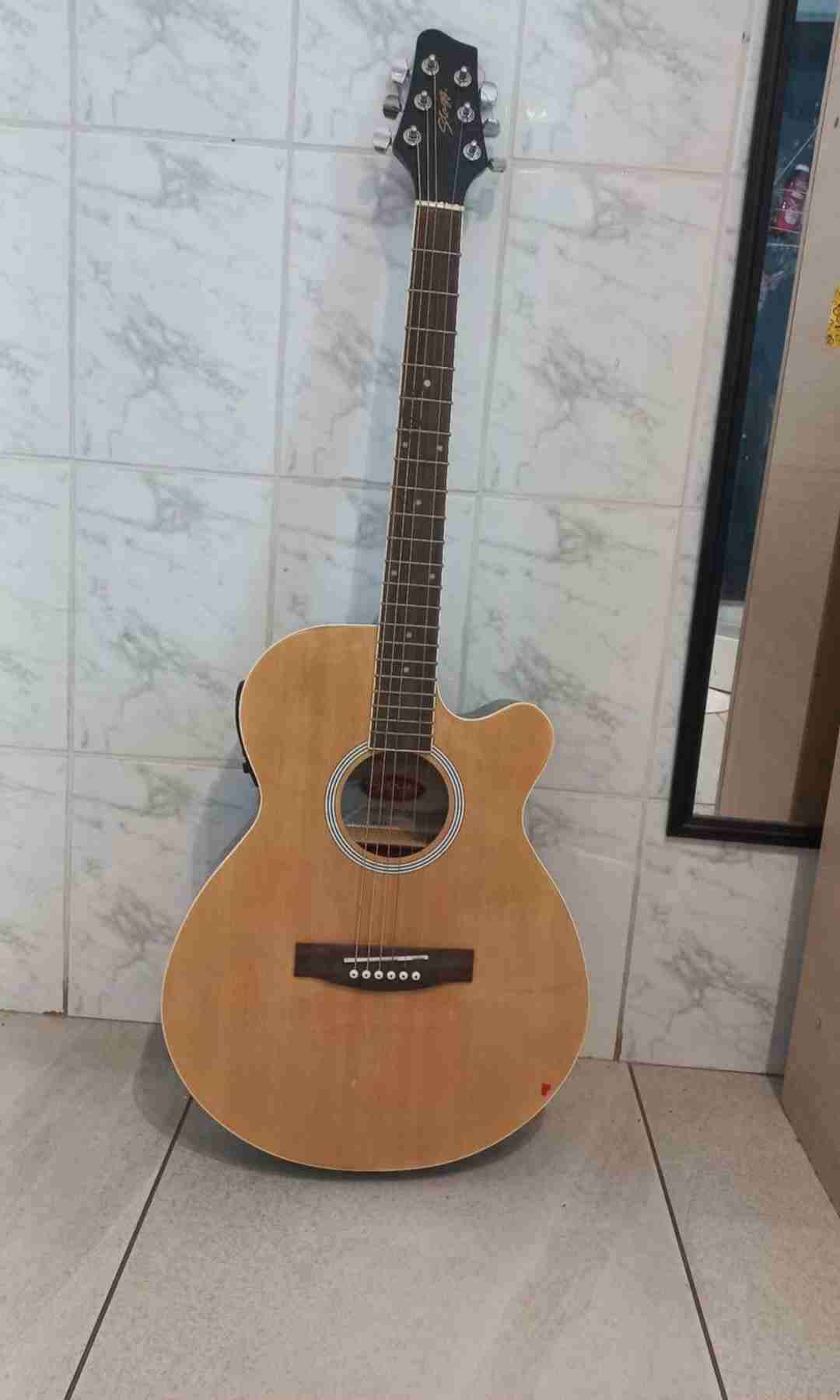 Guitarra electro acústica semi nueva - miniatura 1