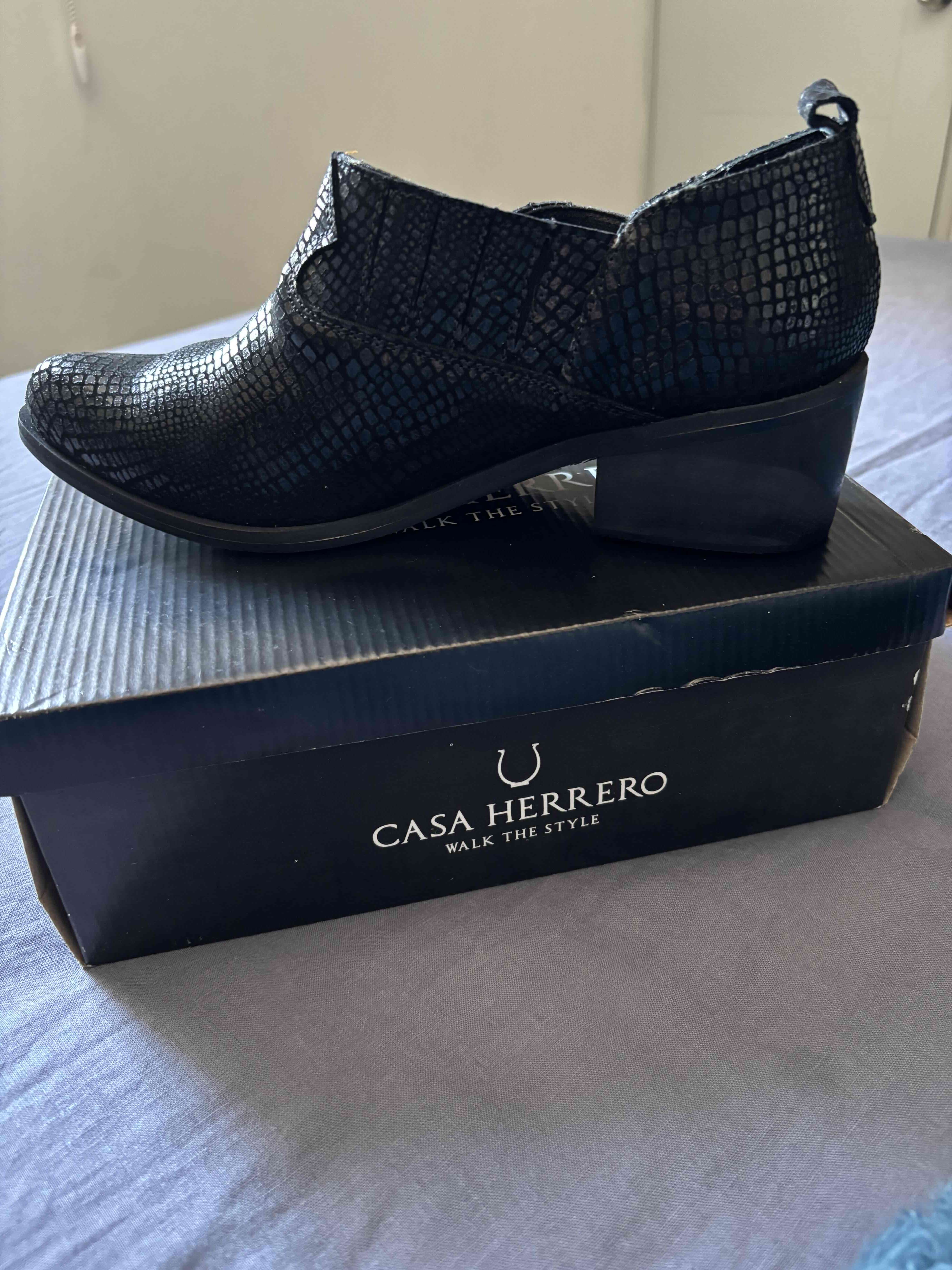 Botines negros textura reptil - miniatura 1