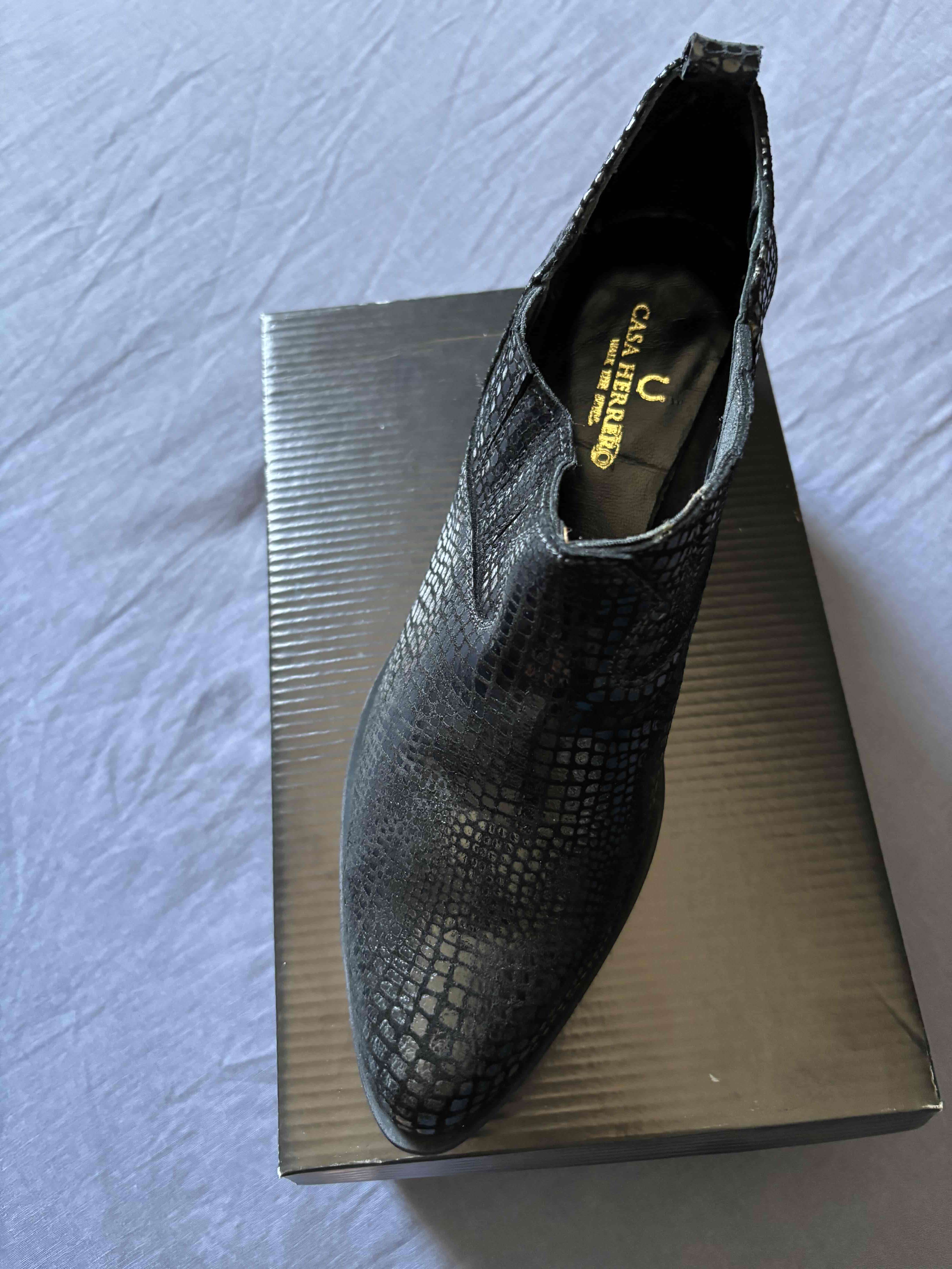 Botines negros textura reptil - miniatura 2