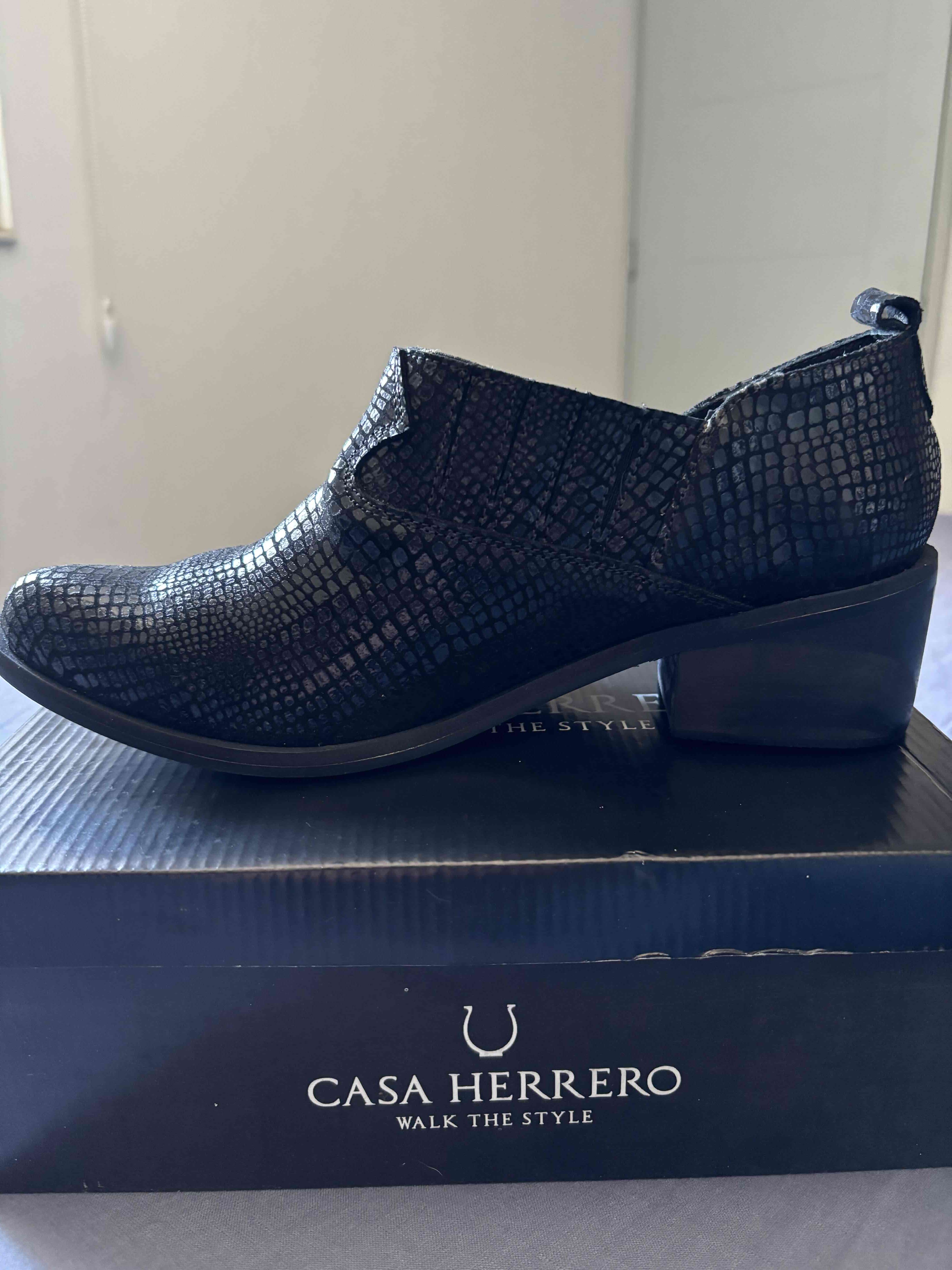 Botines negros textura reptil - miniatura 3