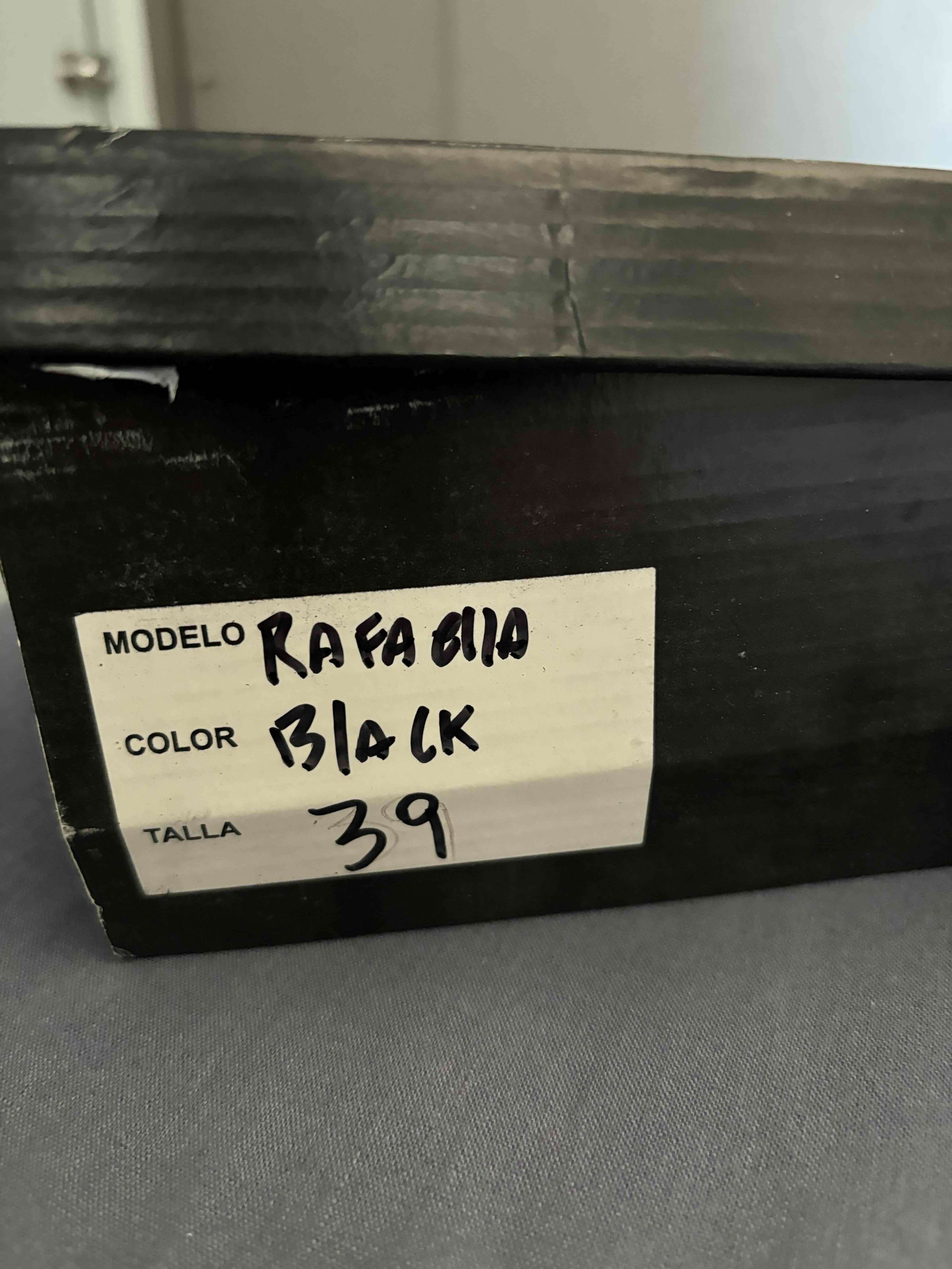 Botines negros textura reptil - miniatura 4