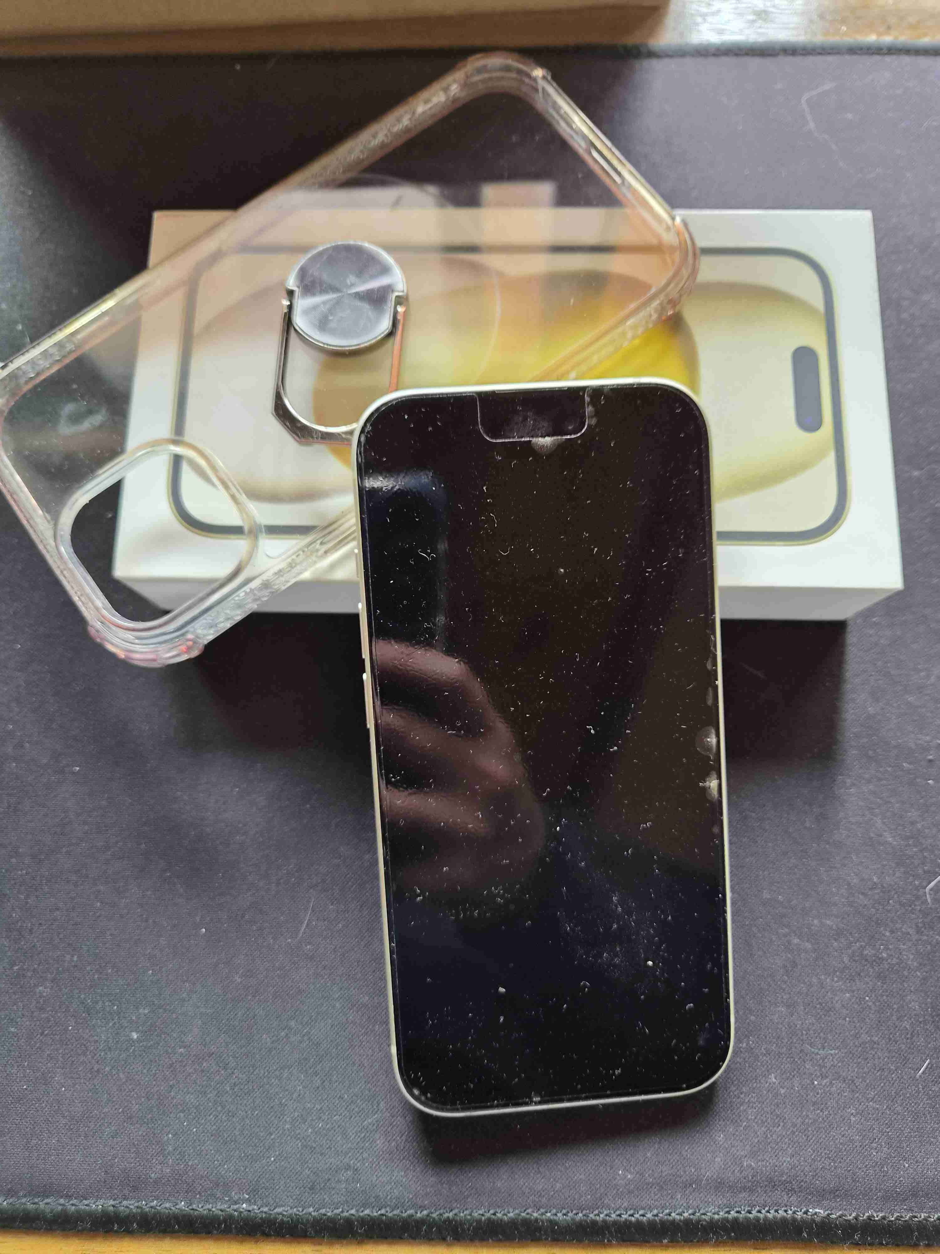 iPhone amarillo con carcasa - miniatura 2