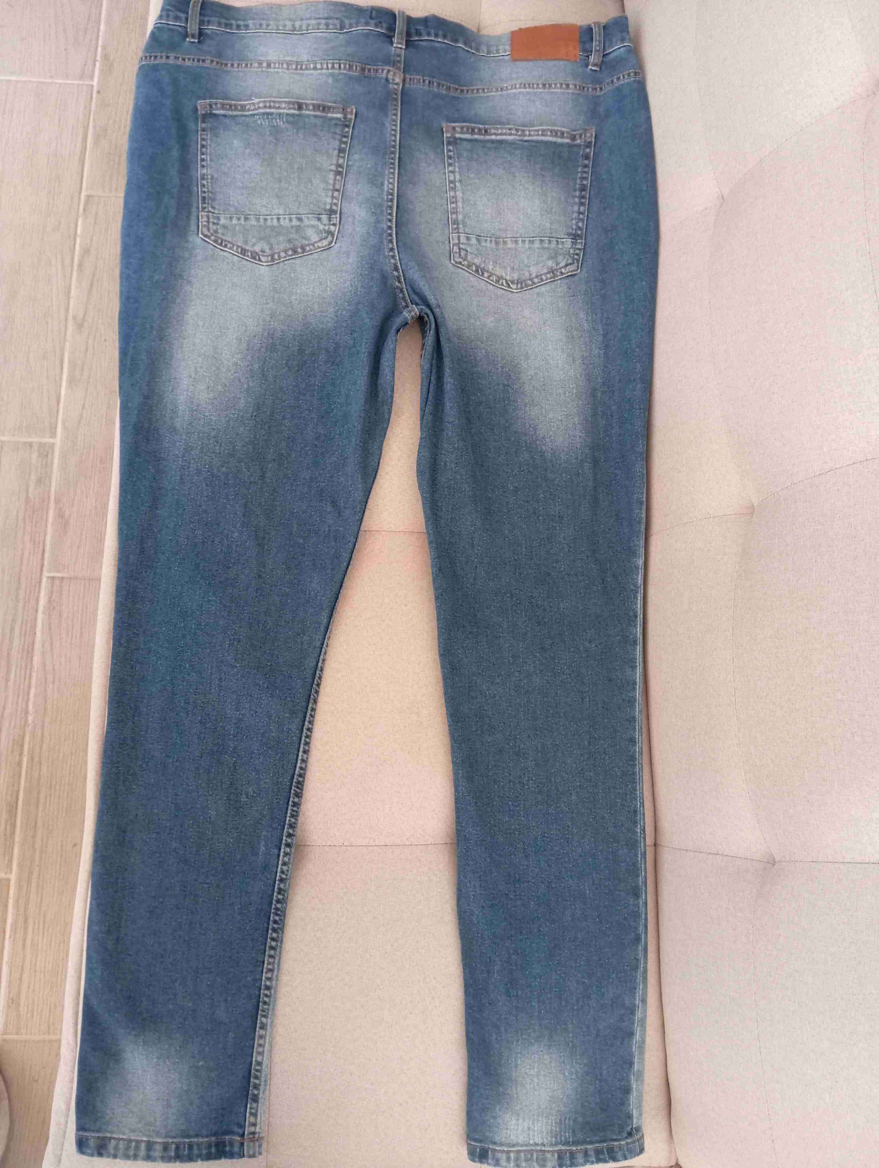 Jeans azul desgastado para hombre - miniatura 2