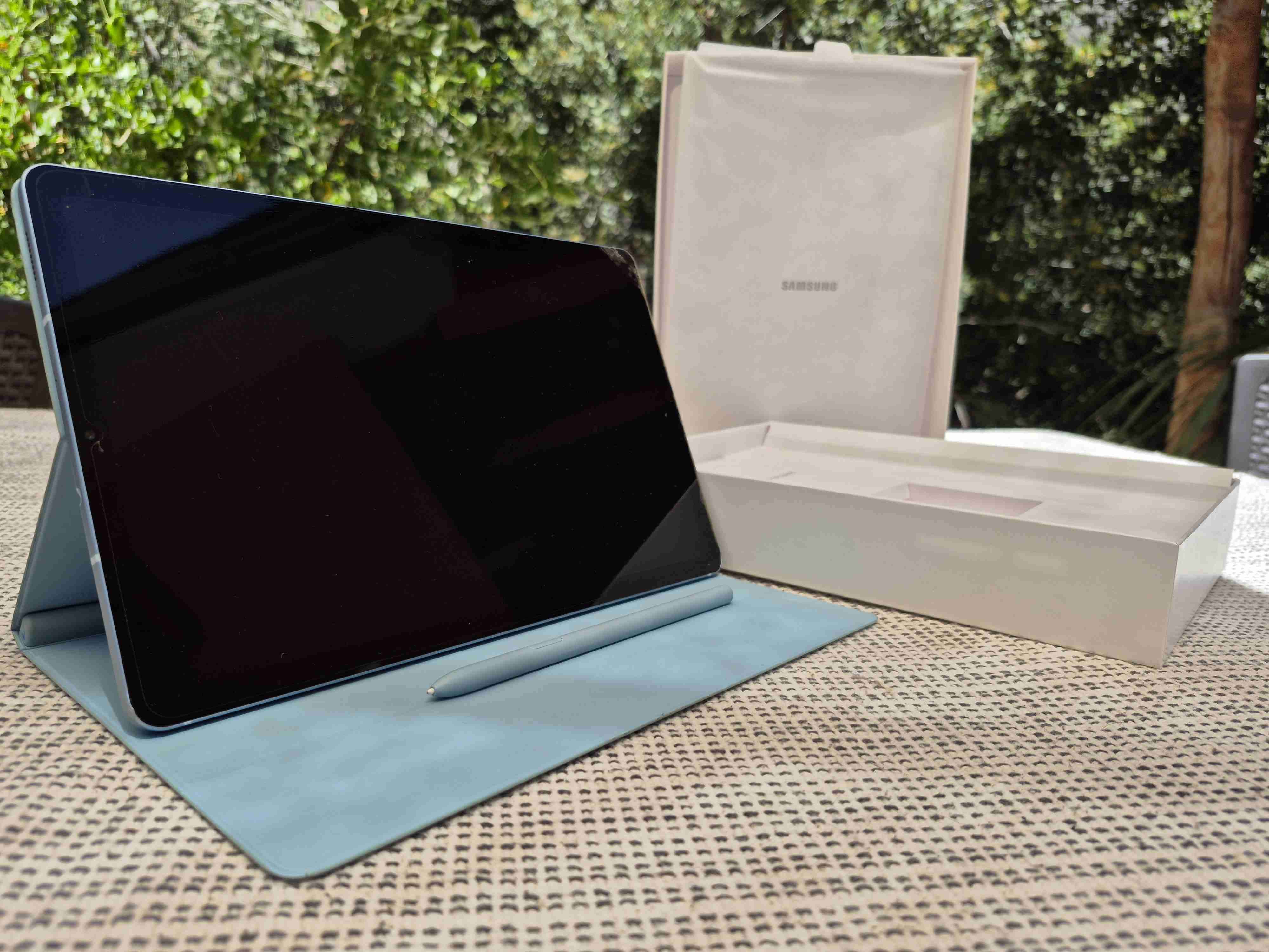 Tablet Samsung con lápiz y funda - miniatura 1