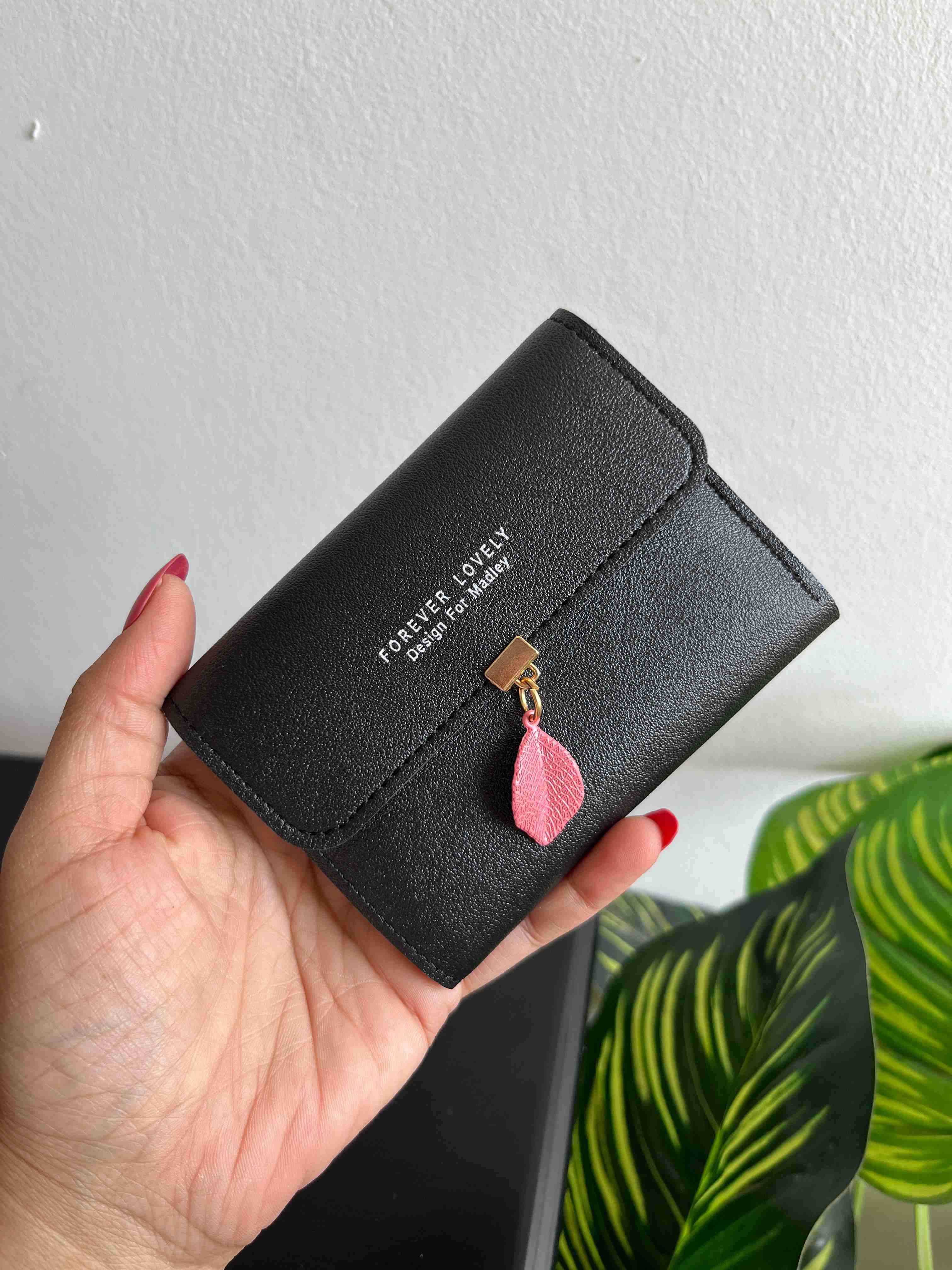 Billetera negra con dije - miniatura 1