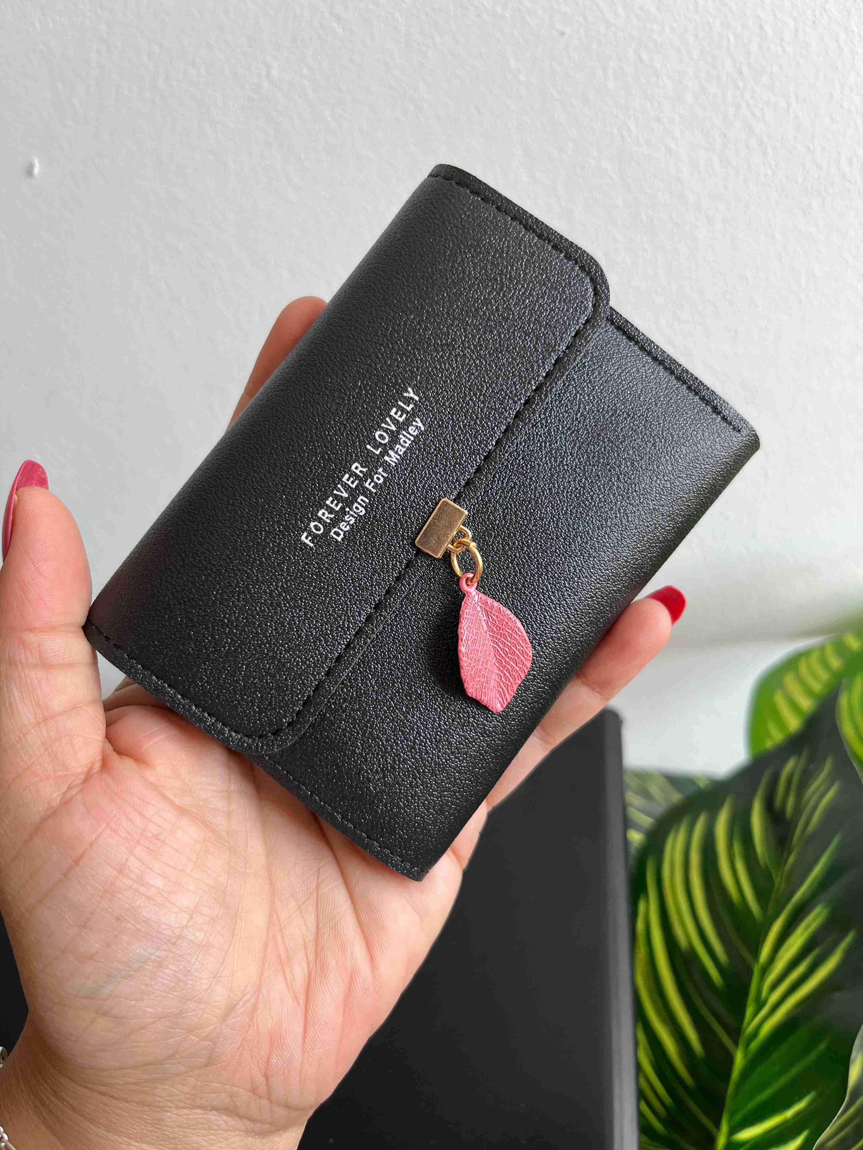 Billetera negra con dije - miniatura 2