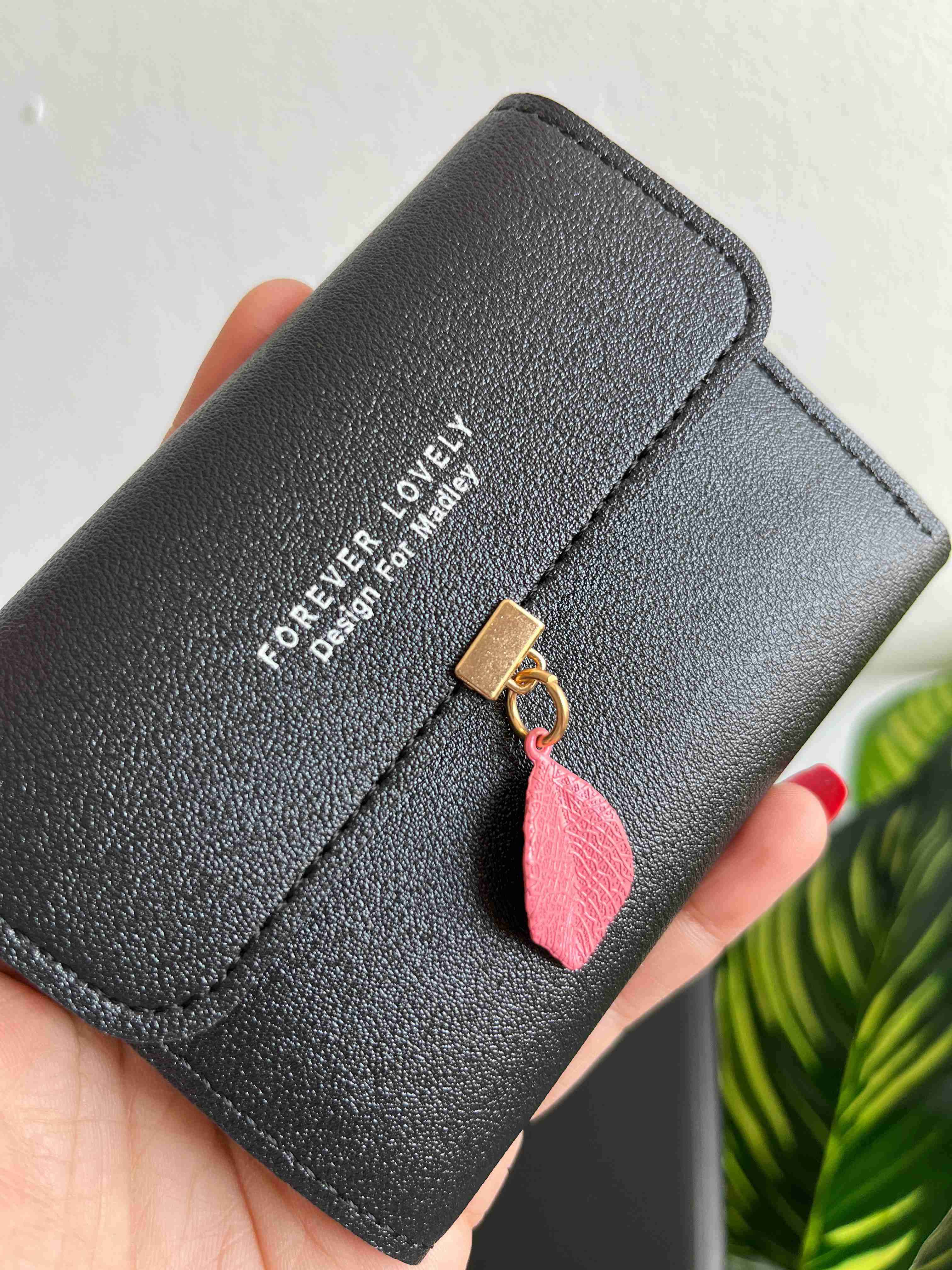 Billetera negra con dije - miniatura 3