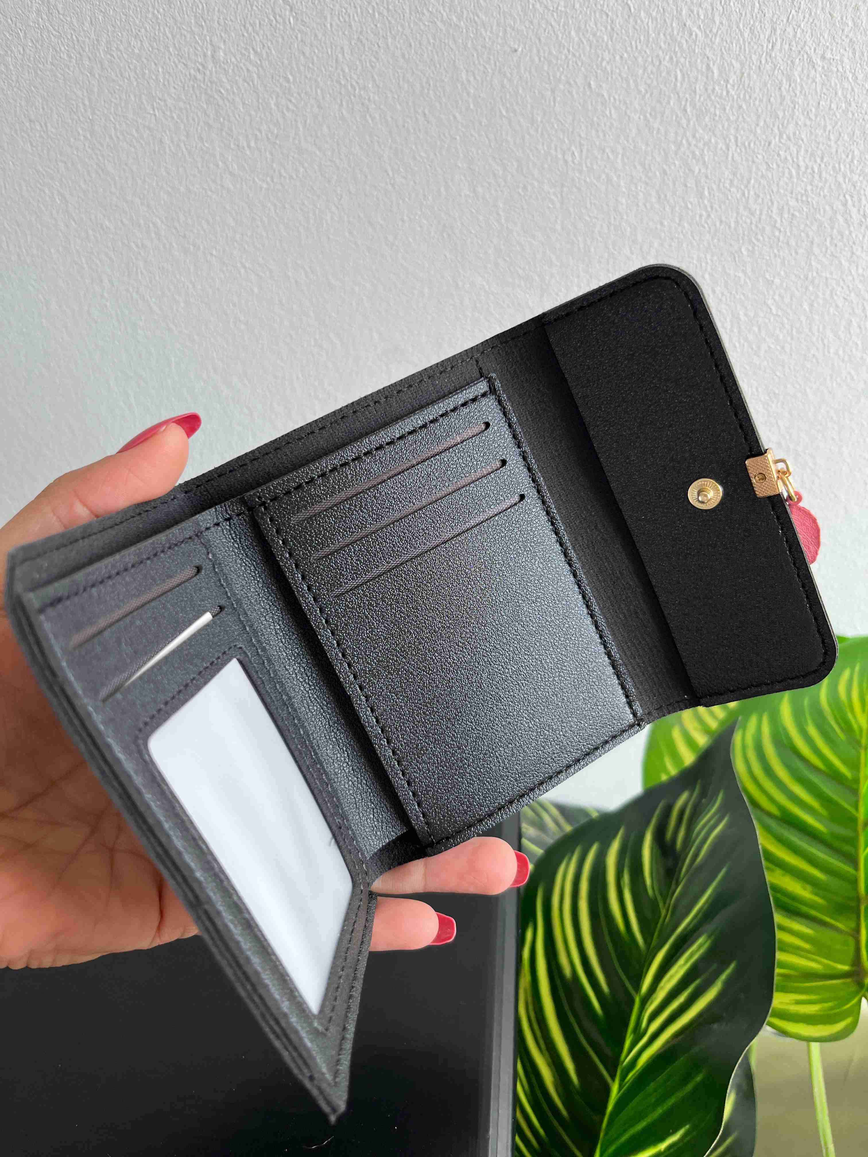 Billetera negra con dije - miniatura 4