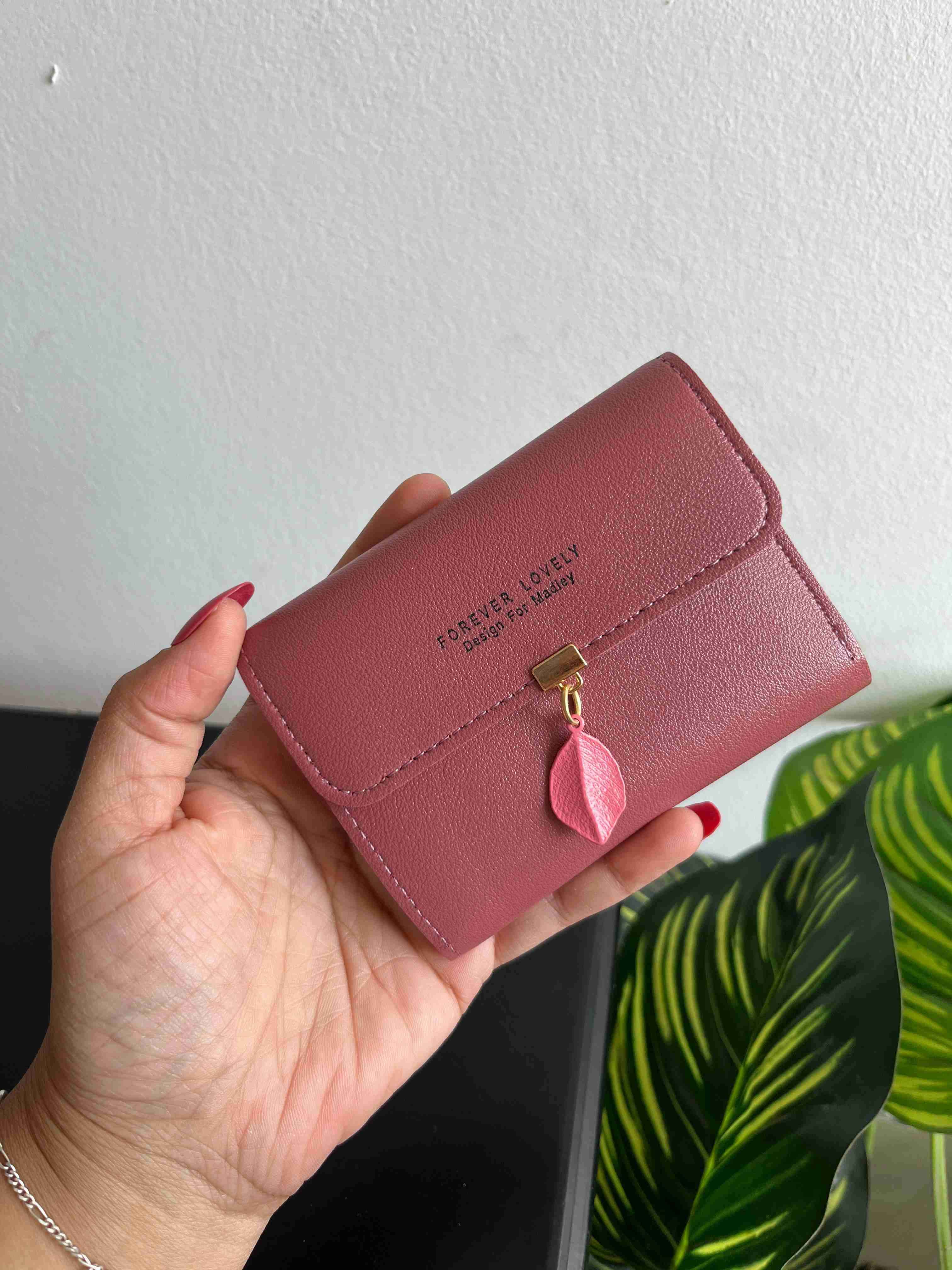 Billetera rosa con diseño de hoja - miniatura 1
