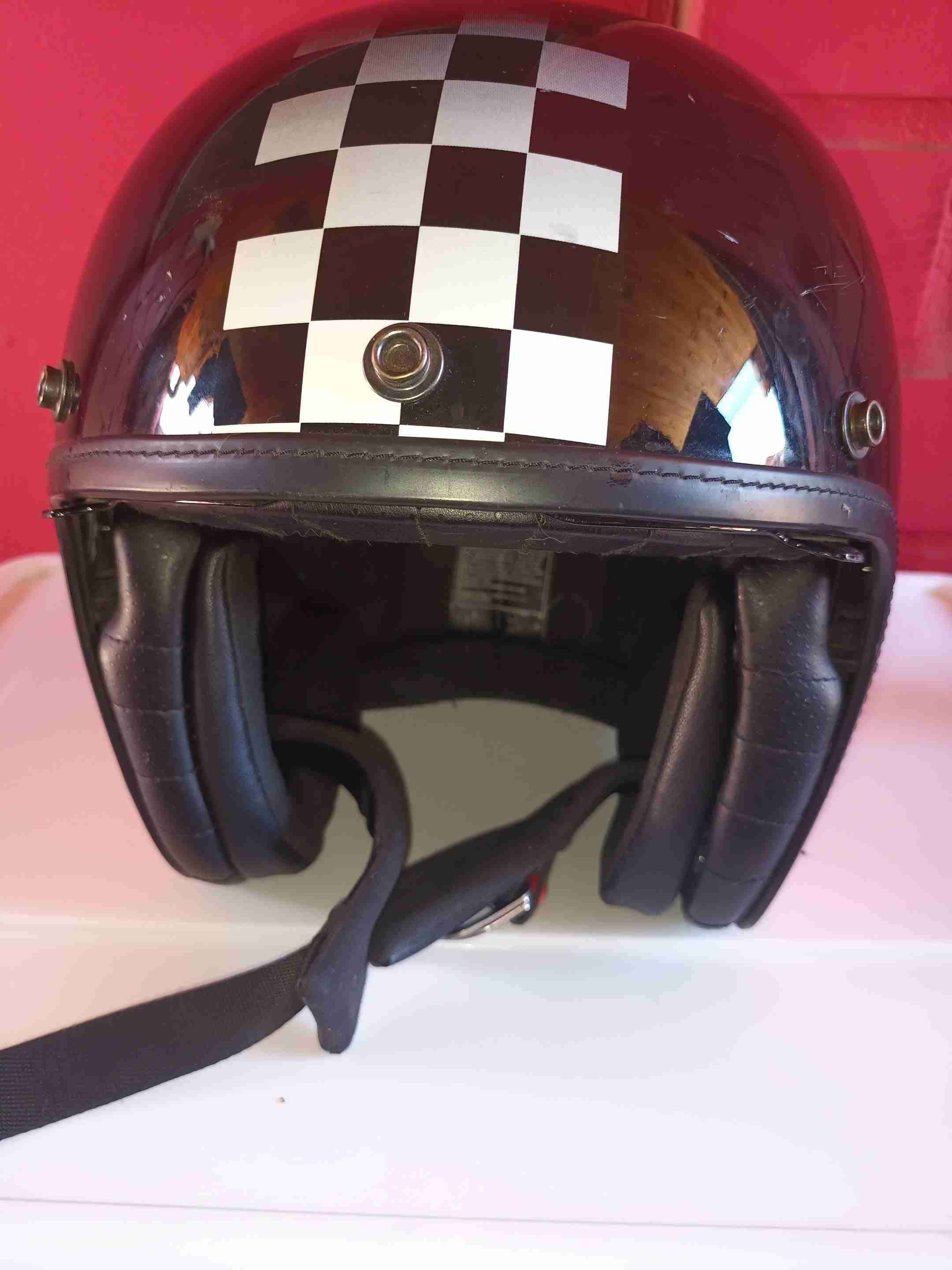 Casco con diseño de cuadros - miniatura 5