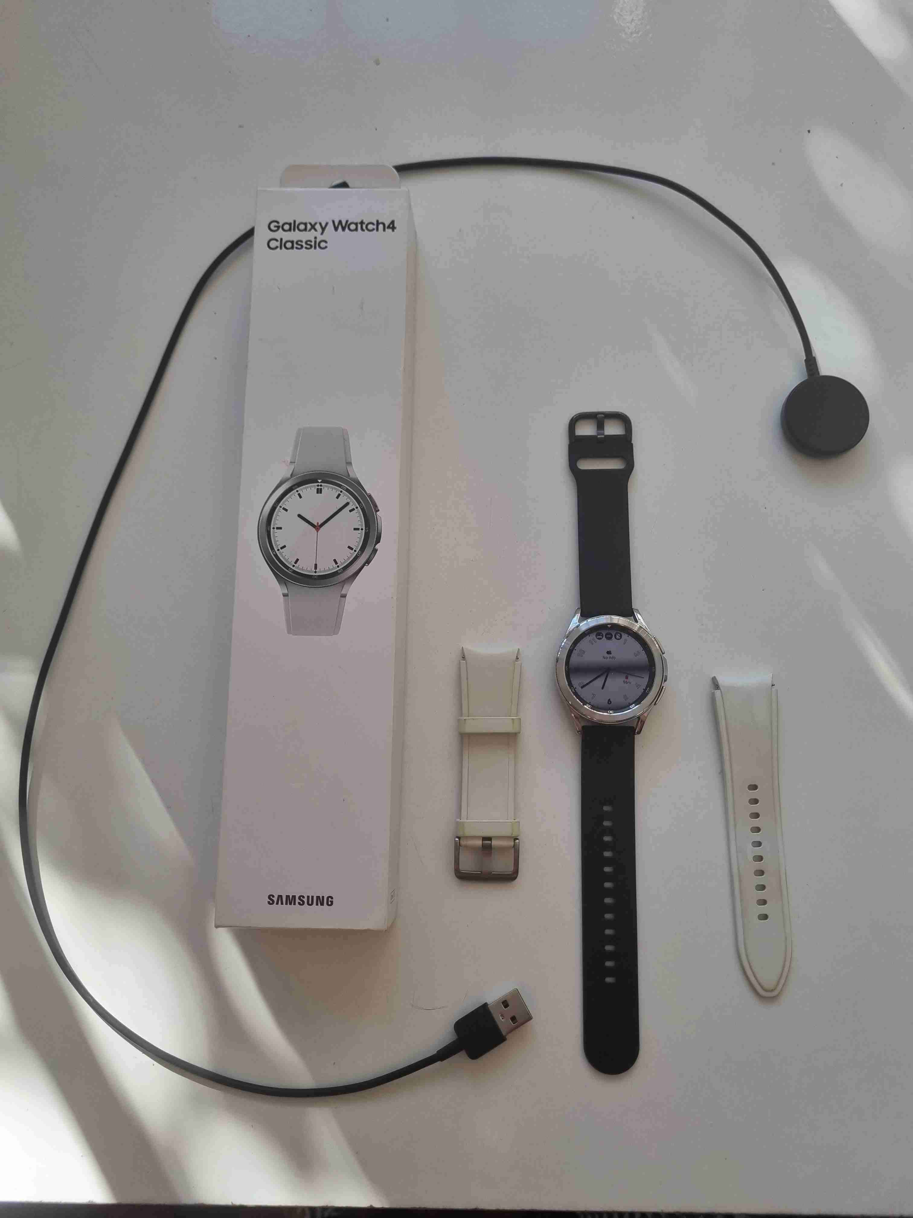 Galaxy Watch4 Classic con accesorios - miniatura 4