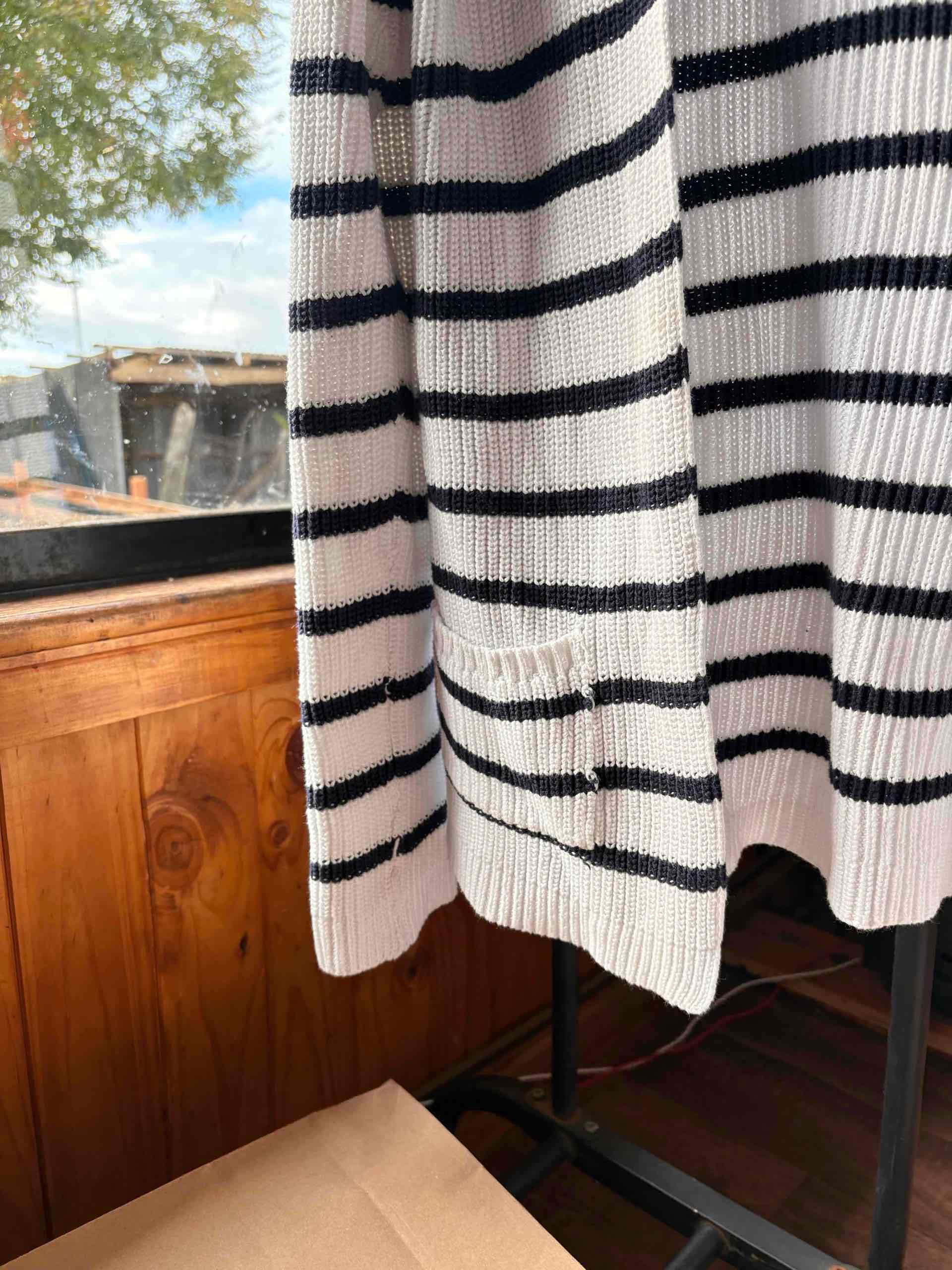 Cardigan rayado blanco y negro - miniatura 4