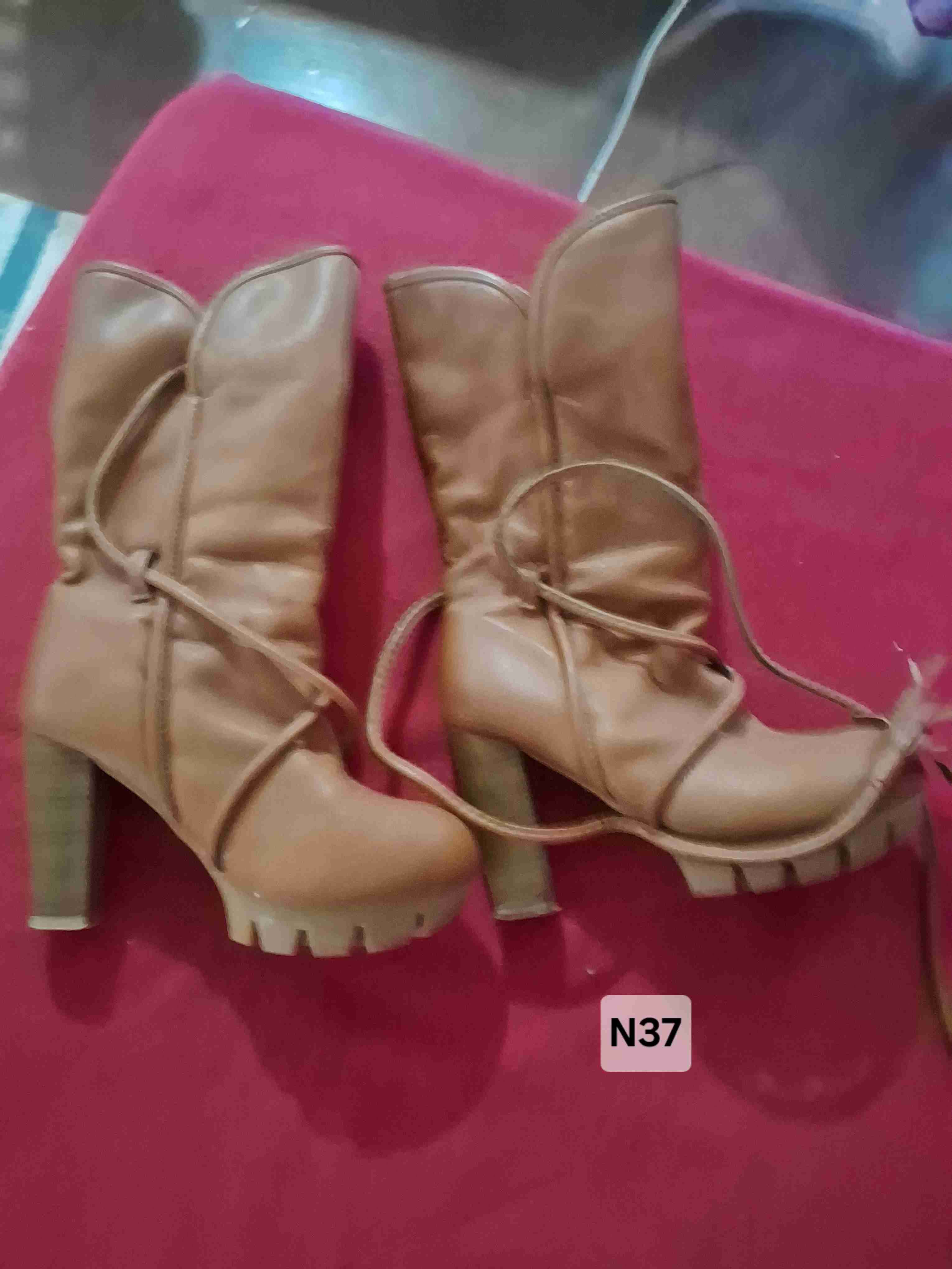 Botas de cuero marron y cafe, zapatos negros - miniatura 6