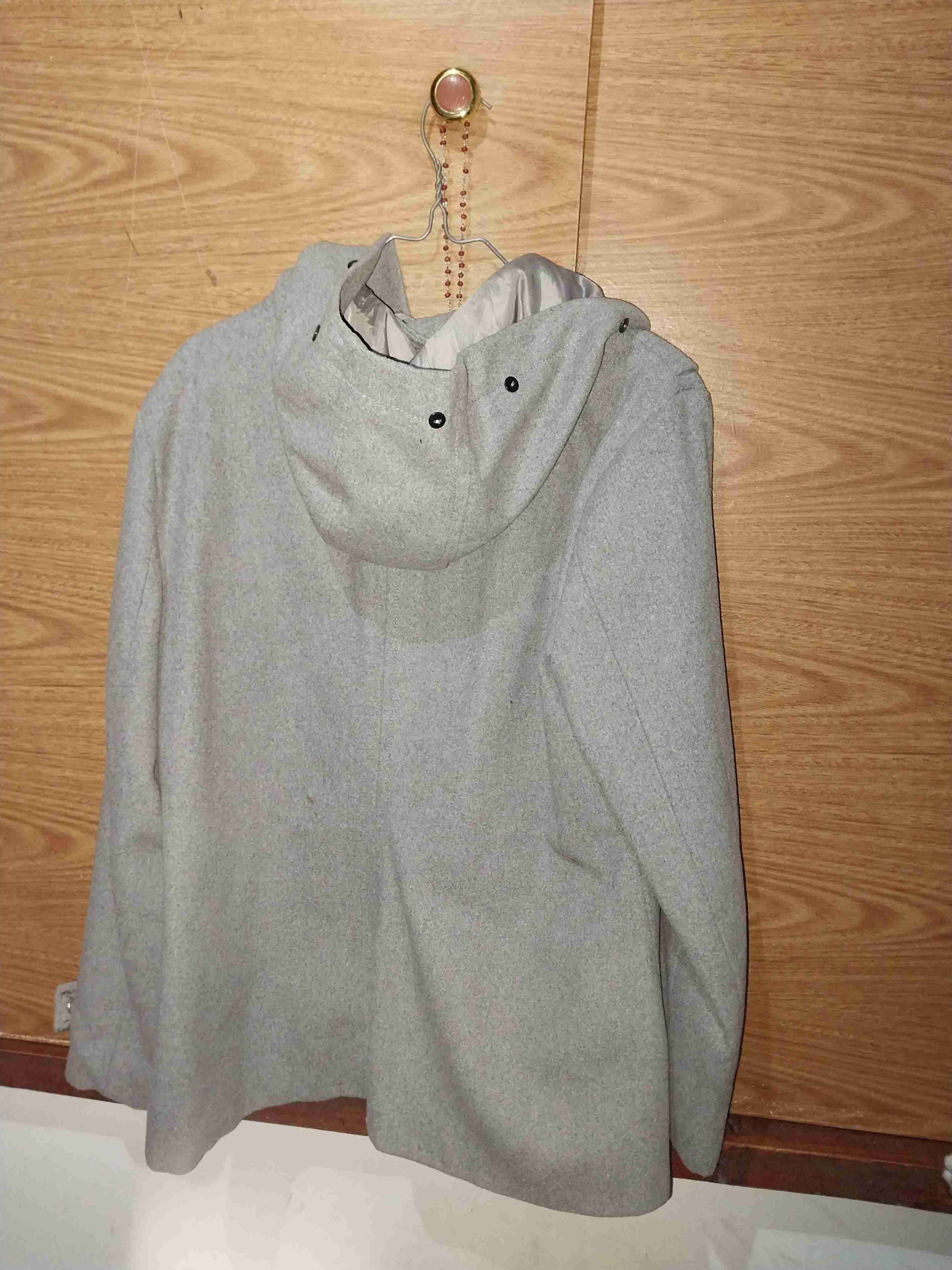 Abrigo gris con capucha - miniatura 2