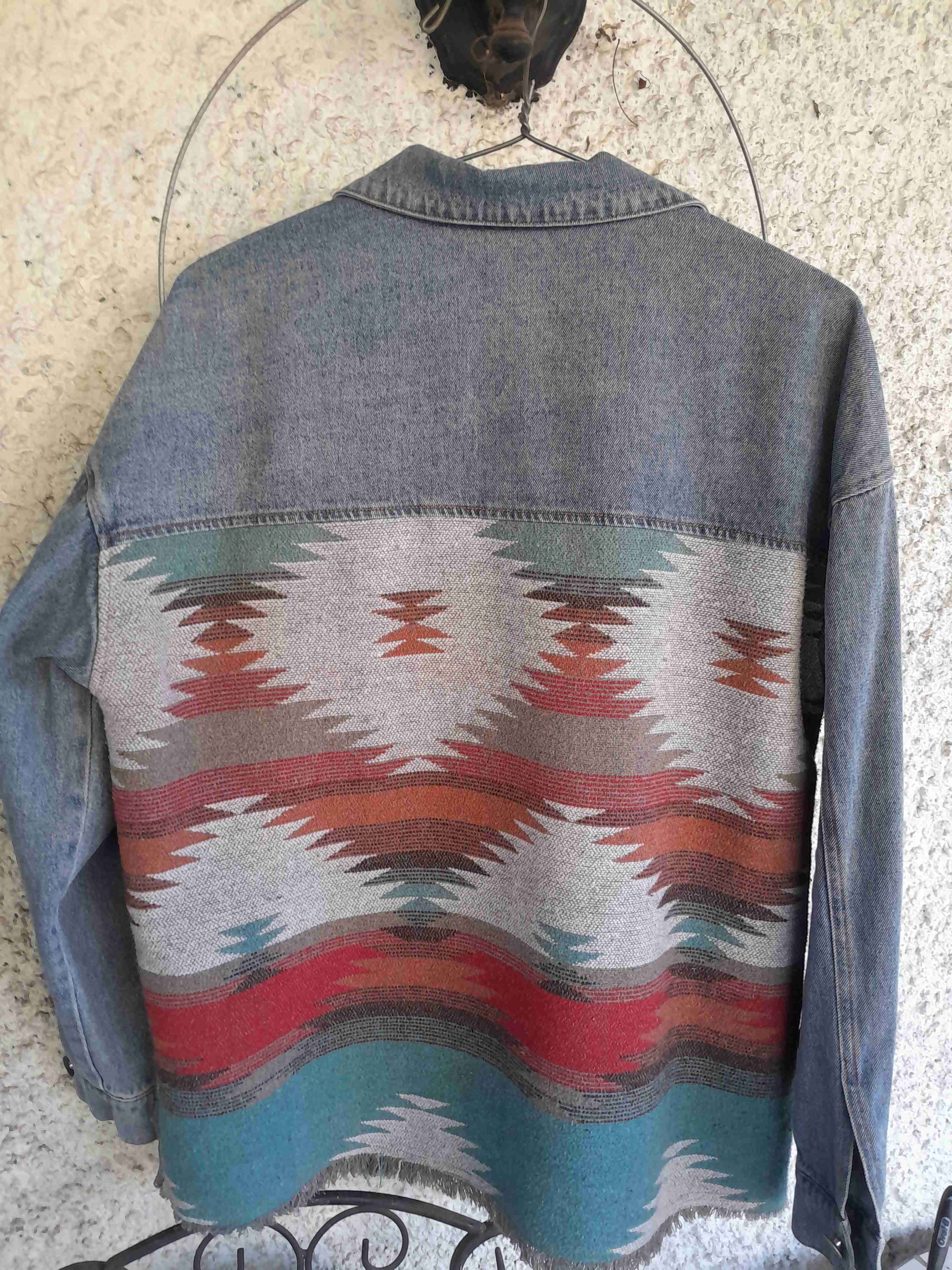 Chaqueta de mezclilla con diseño tribal - miniatura 2