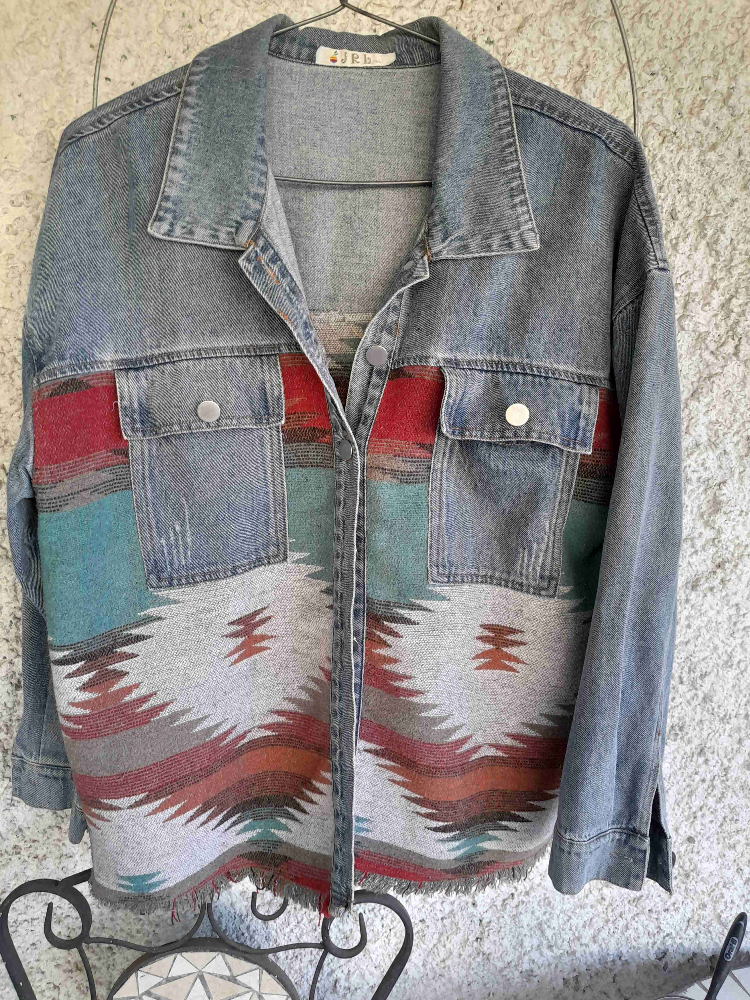 Chaqueta de mezclilla con diseño tribal - miniatura 3