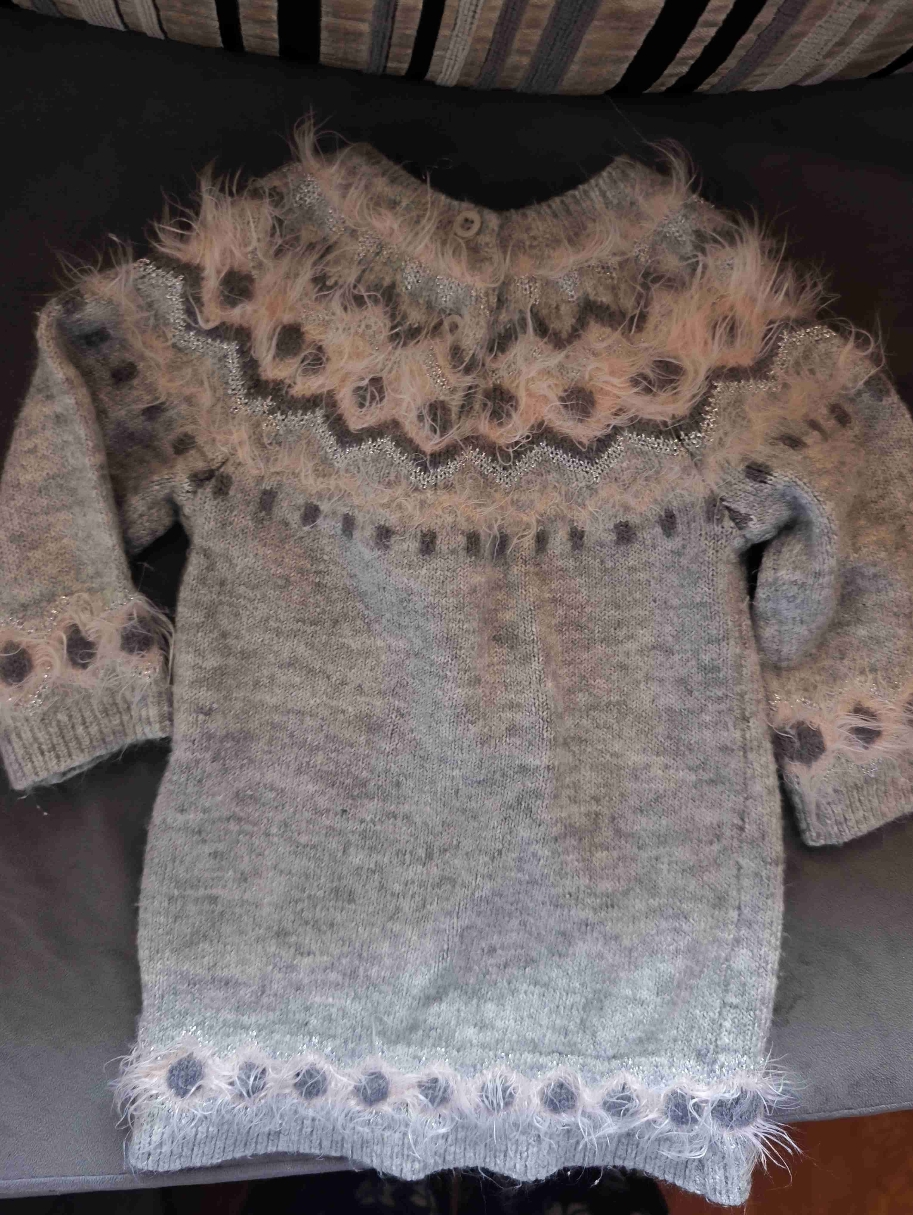 Suéter gris con diseño peludo - miniatura 2