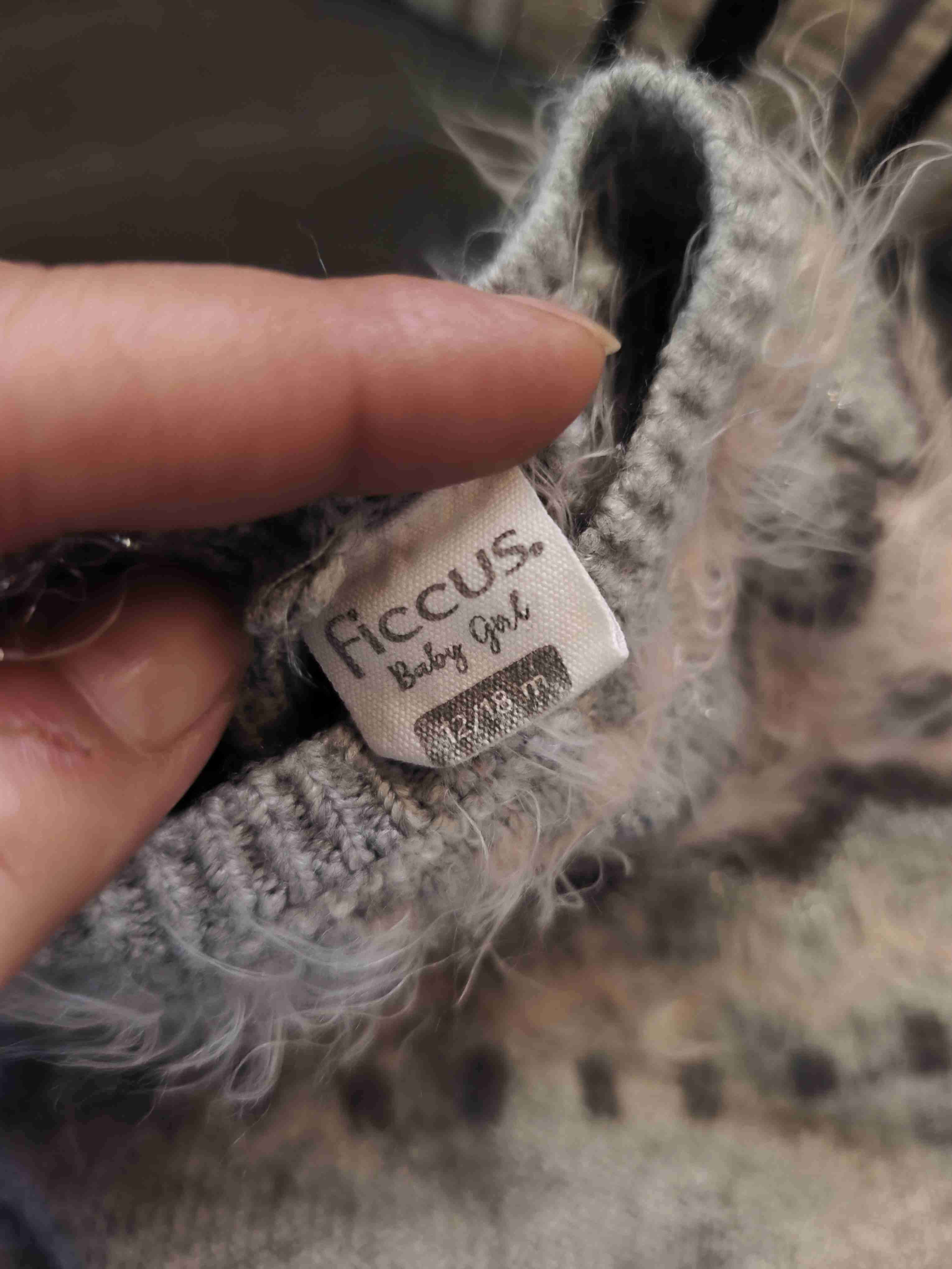 Suéter gris con diseño peludo - miniatura 3