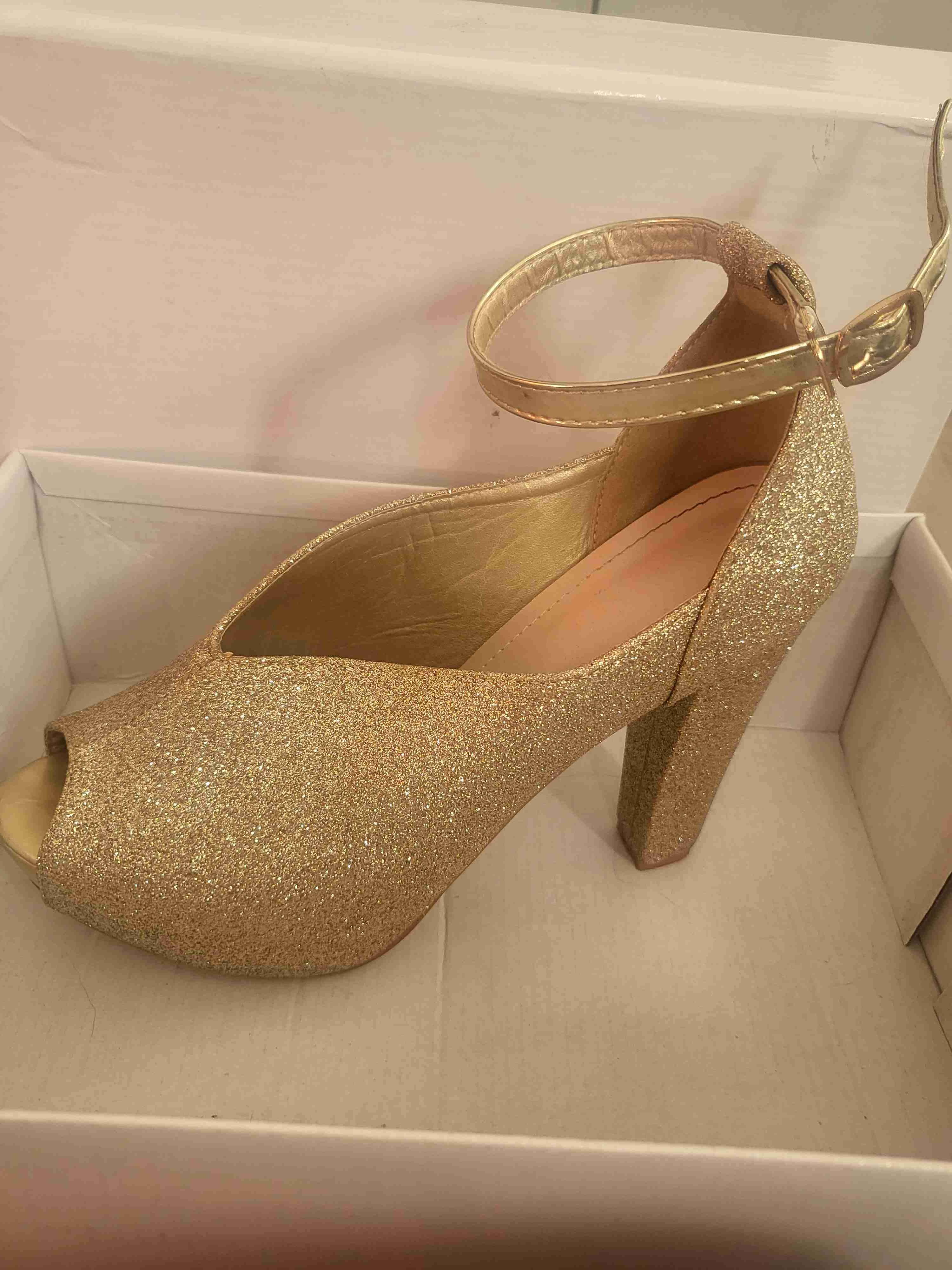 Tacones dorados brillantes. Talla 38. - miniatura 2