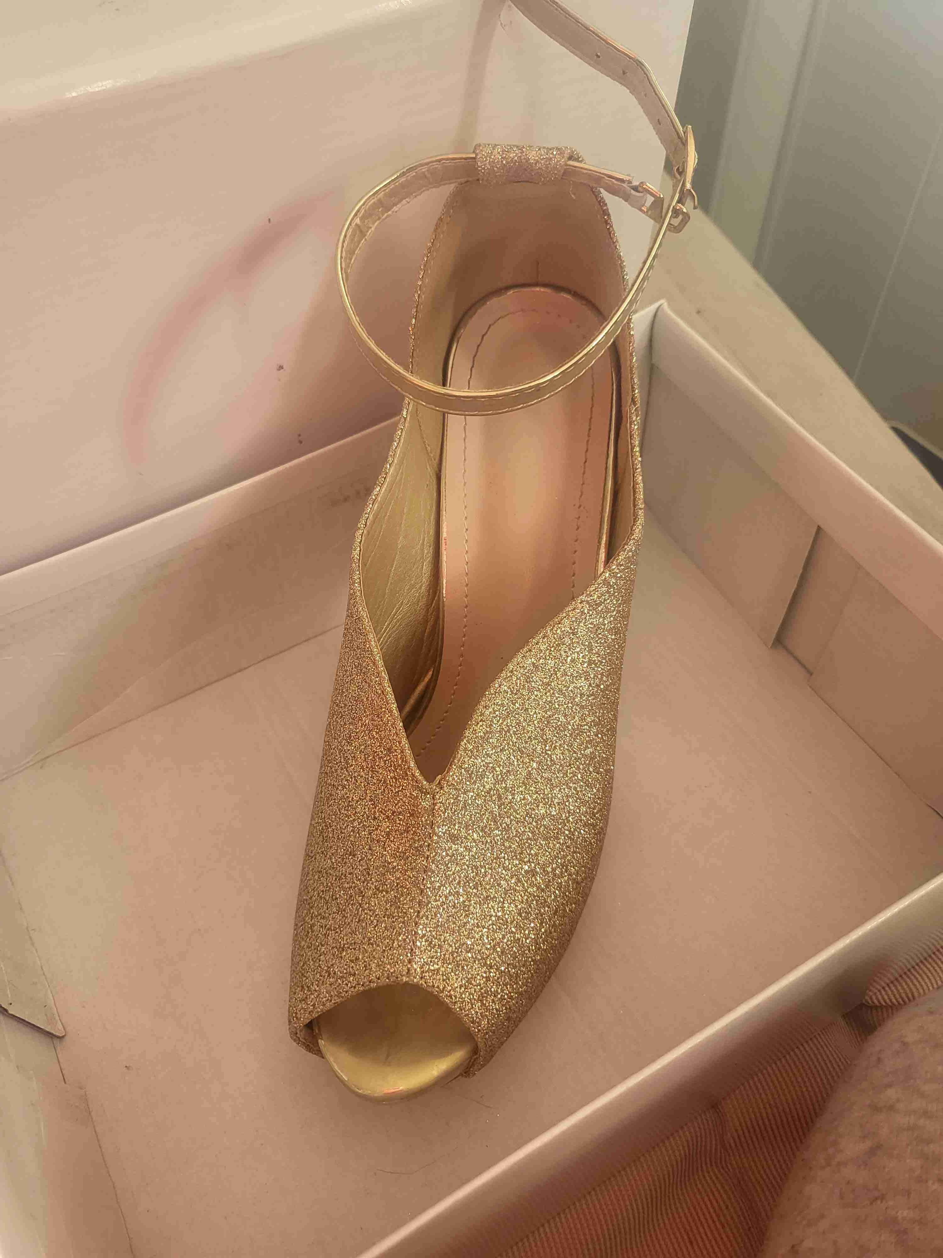 Tacones dorados brillantes. Talla 38. - miniatura 3